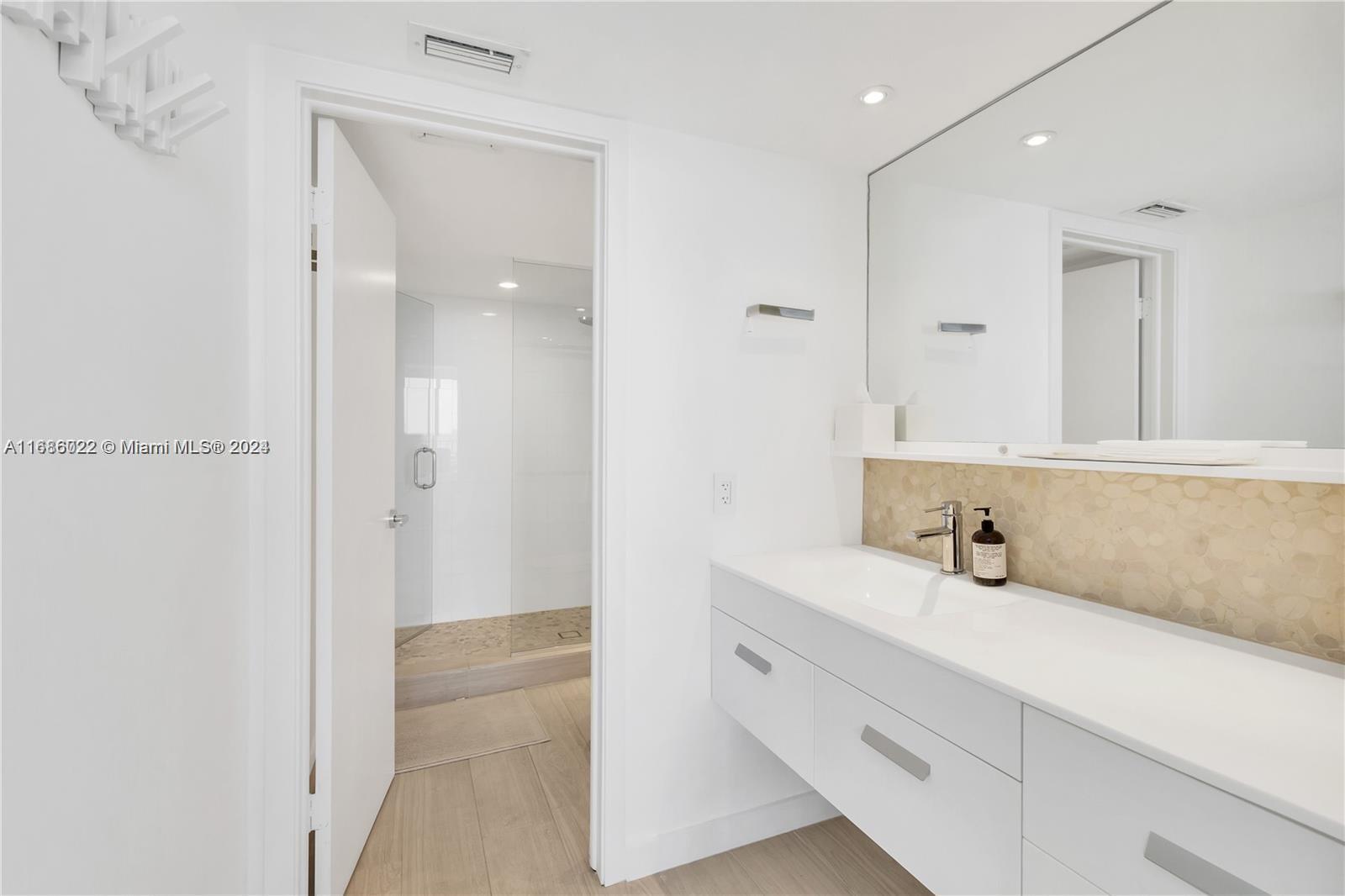 881 Ocean Dr #26C, Key Biscayne FL 33149
