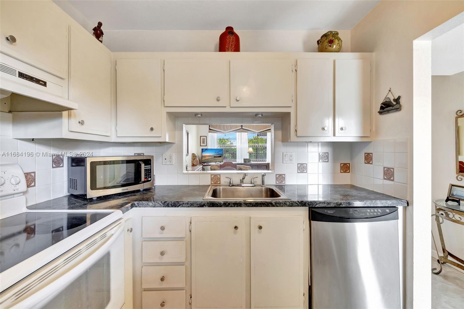 5103 NW 35th St #607, Lauderdale Lakes, Florida image 1