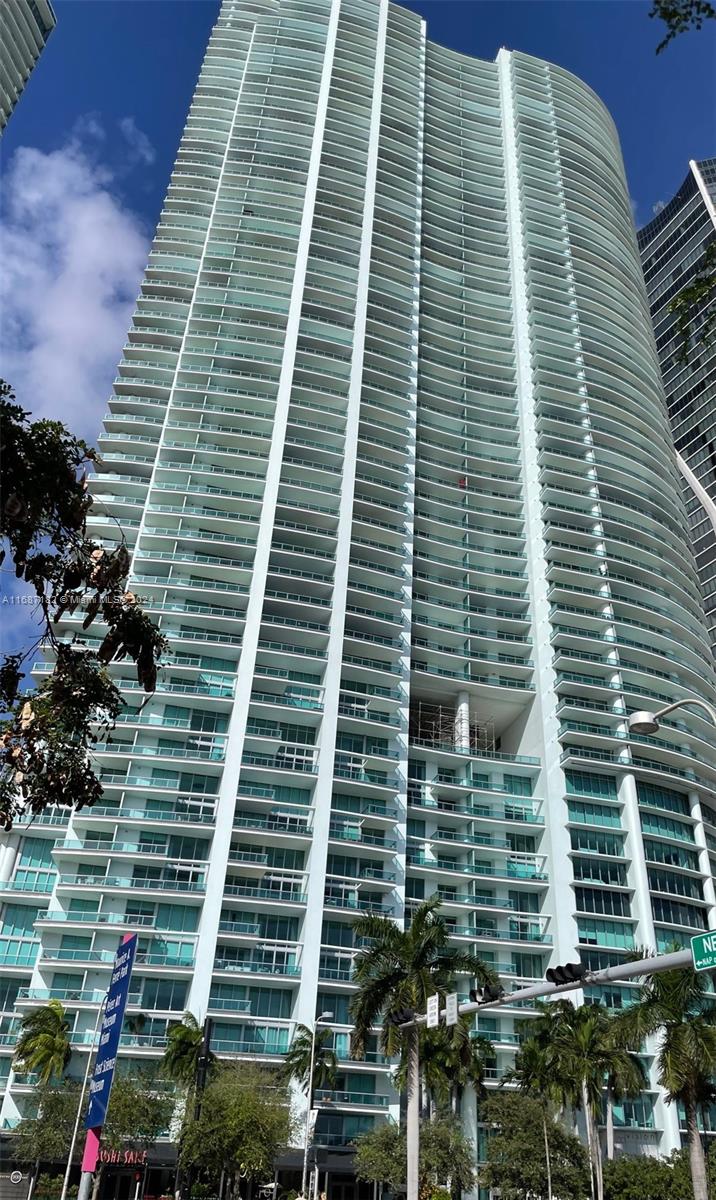 Spectacular Views. One Bedroom+ Den Located in Downtown Miami on Biscayne Blvd. Steps to the Kaseya Center where the Miami Heat Play, Concerts and Shows. Full Service Building has lots of Amenities Unit on the 57th Floor. Private Elevator, Unit comes with one parking space, valet service. Fully Furnished. Two Full Bathrooms, Ceramic Smooth Top Stove, Microwave, Oven, Spa Room, Fitness Center, Heated Pool, Jacuzzi, Theater, Library, Business Center, Billiard,Kids Play Room,Large Balcony, Restaurants. 
Minutes from the Miami Beach.