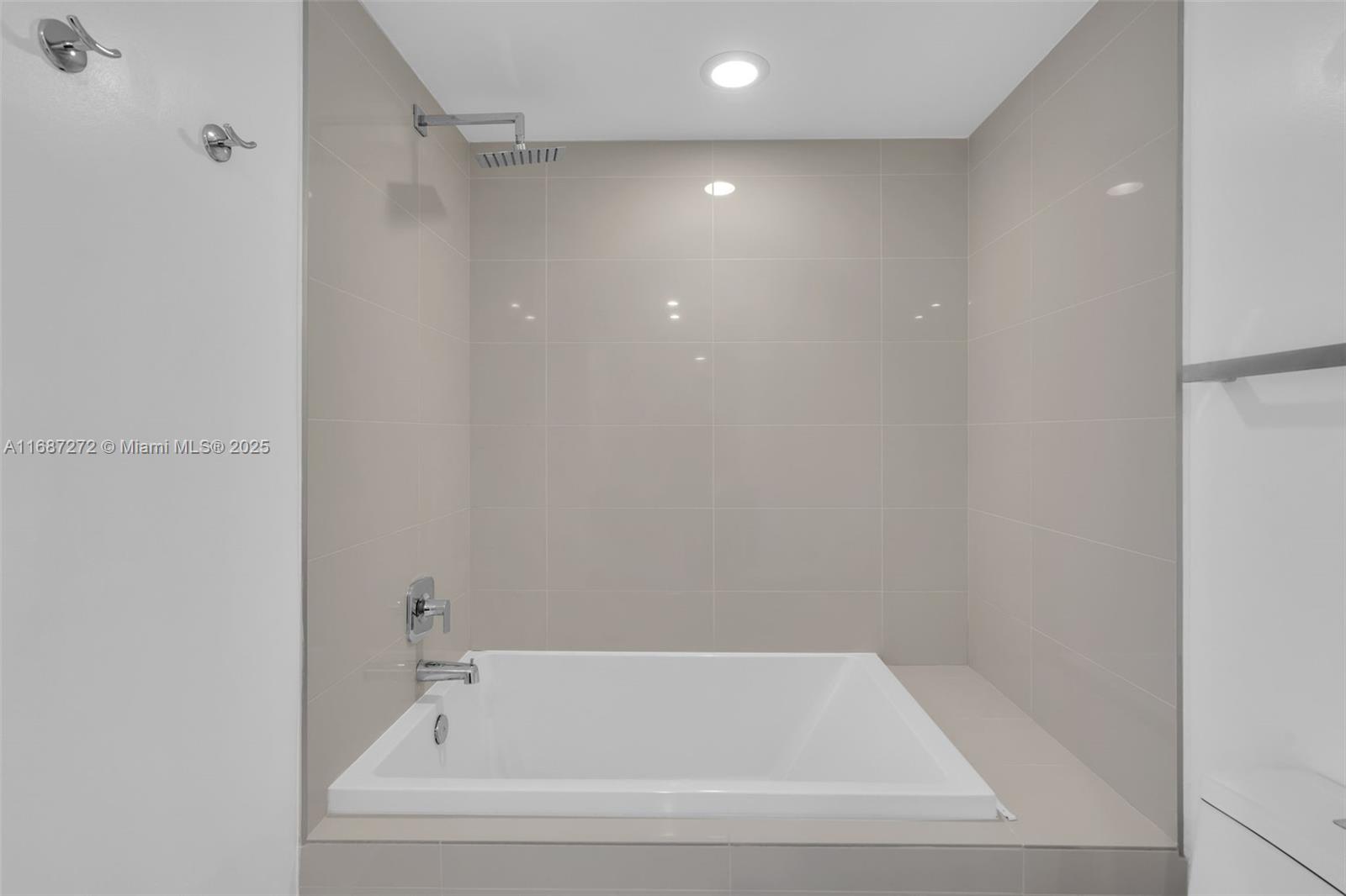 55 SW 9th St #1109, Miami FL 33130