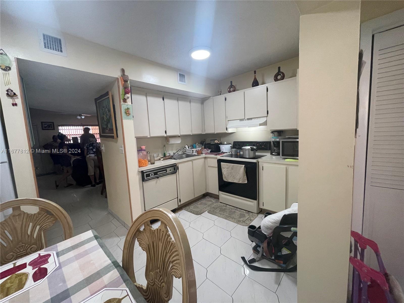 2224 W 53rd Pl #2224, Hialeah, Florida image 22