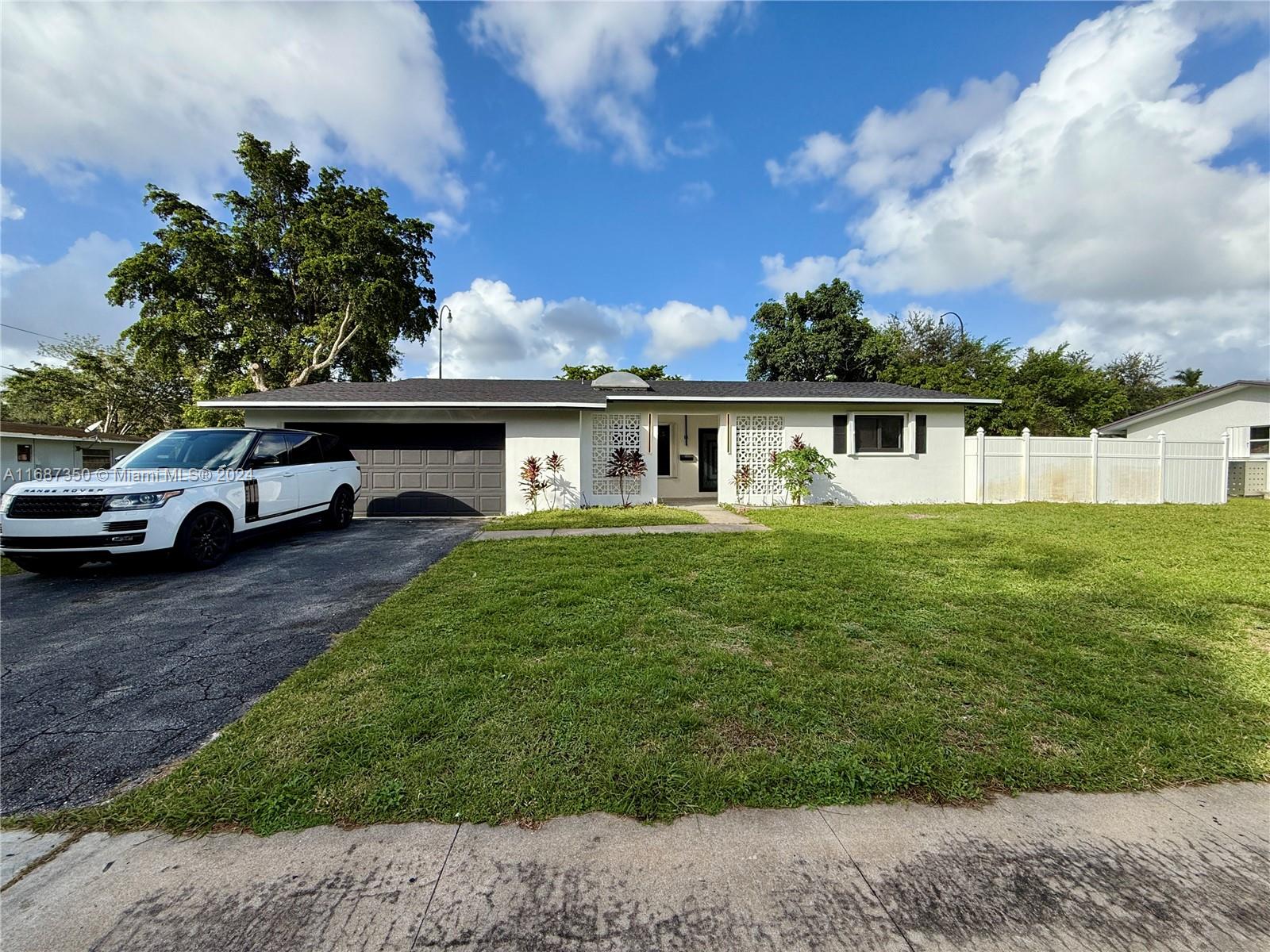 5461 SW 1st St, Plantation, Florida image 3