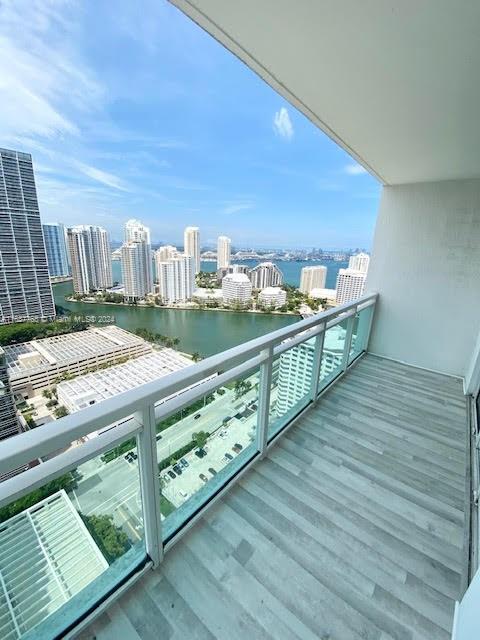 SPECTACULAR 1 bedroom  1 bath unit with  breathtaking  WATER and SKYLINE VIEWS, located  in the heart of Brickell Avenue. Unit features:  Granite countertops, stainless steel appliances, spectacular amenities in this 5 star building, steps away from Mary Brickell Village, Brickell Citi Center, many restaurants, bars, supermarkets, easy access to public transportation and much more!