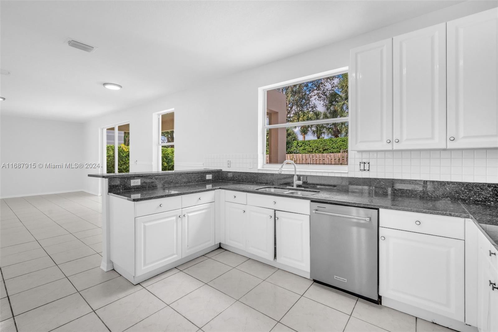 16405 Diamond Head Dr, Weston, Florida image 25