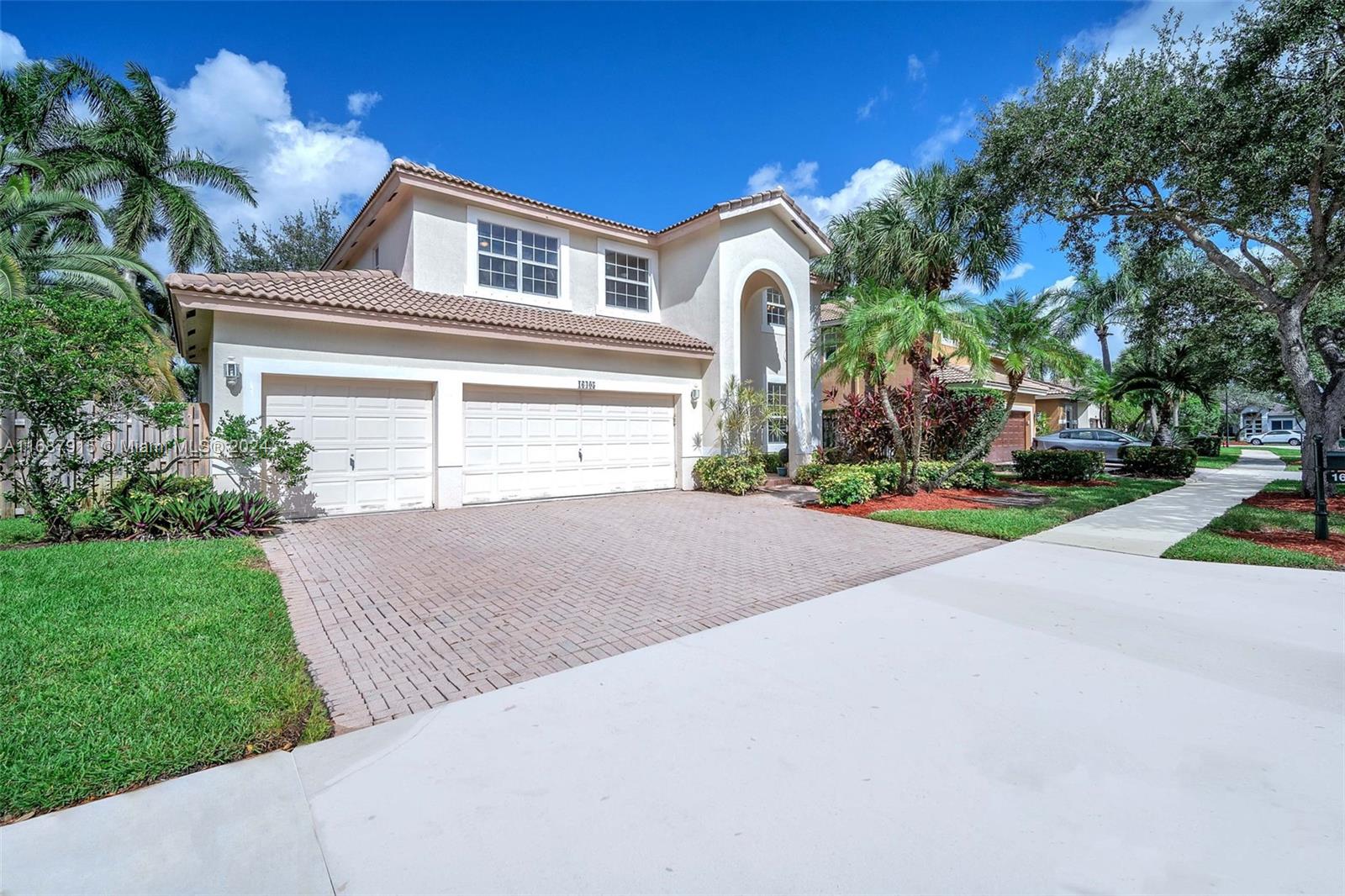 16405 Diamond Head Dr, Weston, Florida image 4