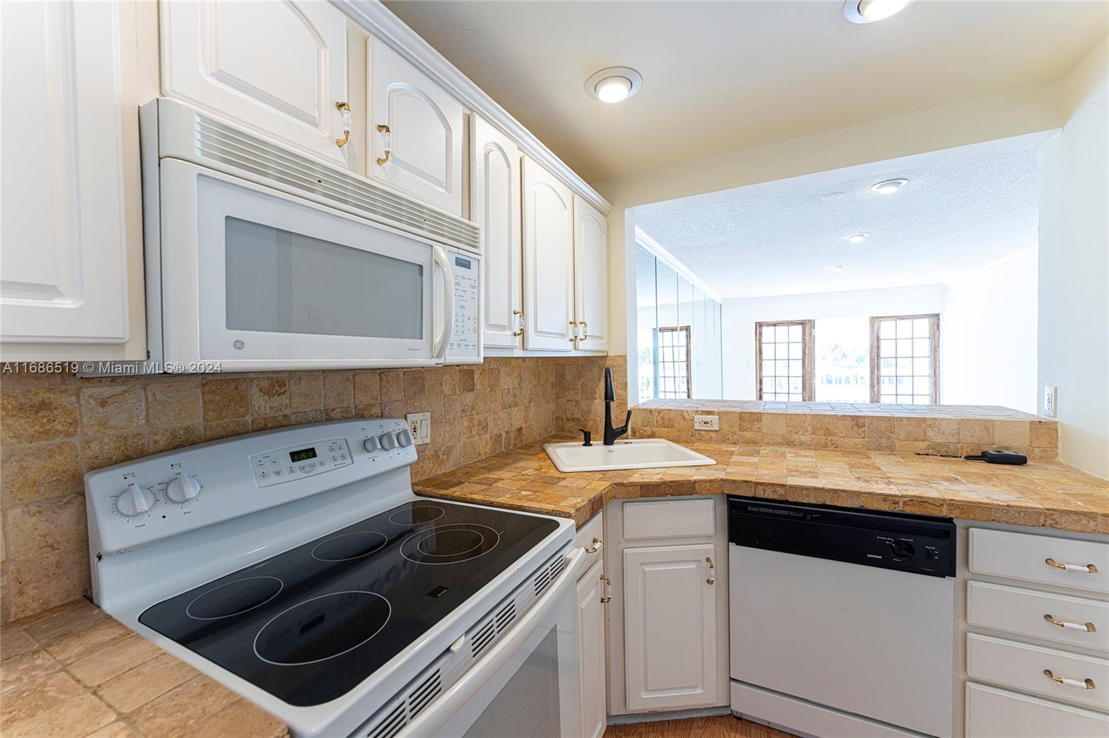 455 Paradise Isle Blvd #402, Hallandale Beach, Florida image 11