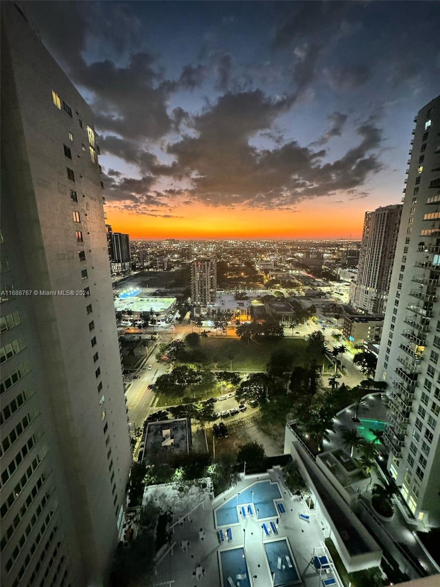 SPECTACULAR SUNSET & CITY VIEWS! TOTALLY UPDATED UNIT W/842 SQFT OF AC SPACE + 166 SQFT OF TERRACE FOR A TOTAL OF 1008 SQFT. FLOOR TO CEILING WINDOWS IN BOTH THE LIVING DINING AREA & THE BEDROOM. OPEN KITCHEN. WASHER/DRYER. RENT INCLUDES HIGH SPEED-INTERTENT ACCESS, CABLE,WATER & 1 PARKING (MORE AVAILAILBE FOR+). FULL AMENITIES BUILDING. WALK TO PARK, CAFES, NIGHTLIFE, PUBLIX, BANKS & SO MUCH MORE.5 MINUTES TO EVERYTHING IN THE NEW URBAN MIAMI INCLUDING SOUTH BEACH, DOWNTOWN, BRICKELL, AAA, PERFORMING ARTS CENTER, THE PORT & HEALTH DISTRICT. EASY ACCESS TO ALL MAJOR HIGHWAYS.