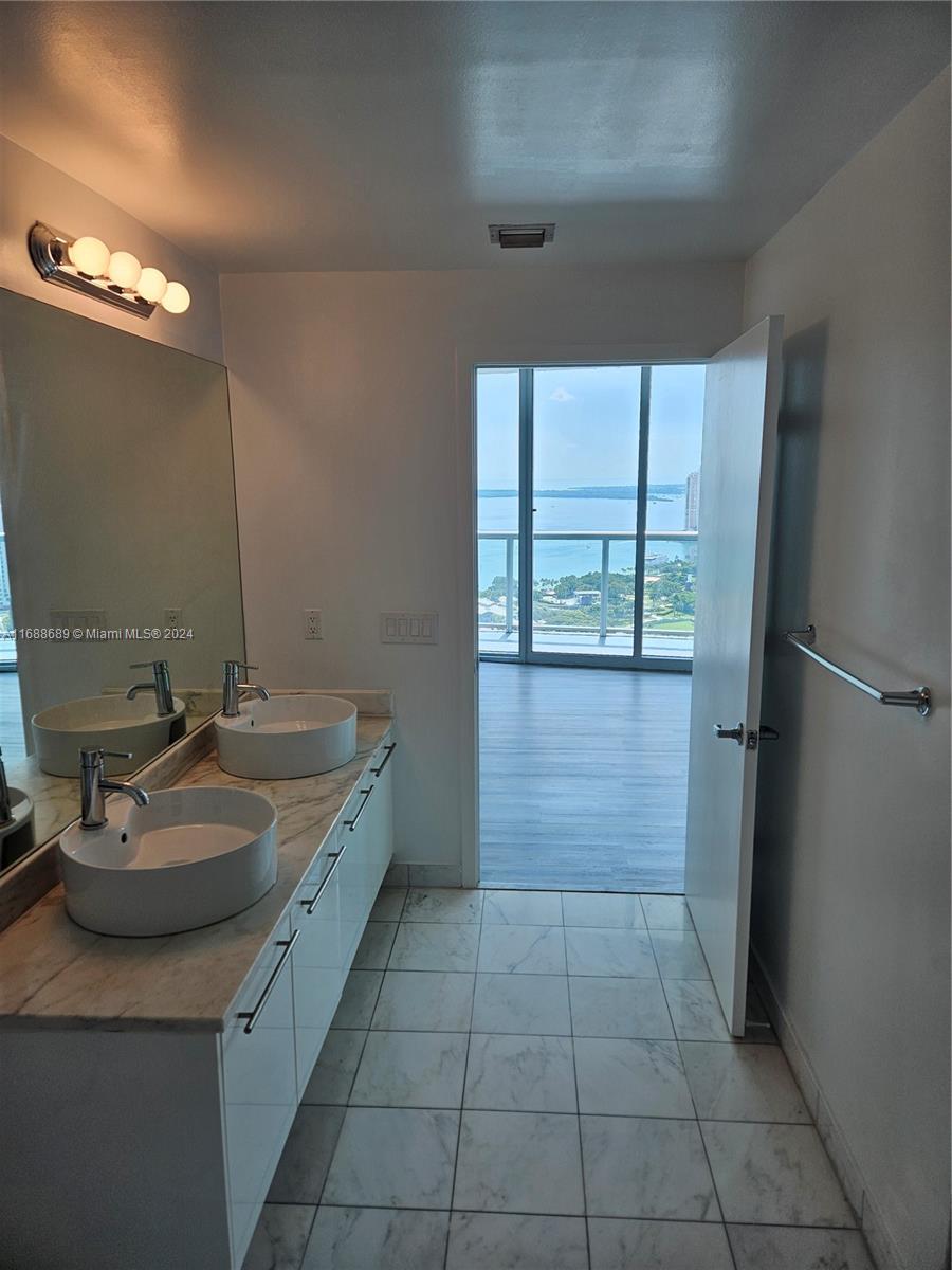 888 Biscayne Blvd #4001, Miami FL 33132