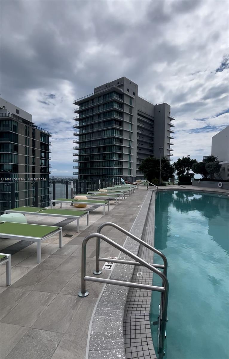 Beautiful 1 bedroom 1.5 bathrooms unit plus a den in Paraiso Bayviews. The building features a rooftop pool on the 46th floor with gorgeous views of the Bay and the City. A second pool in the 5th floor, tennis courts with spa, children's room and party room.