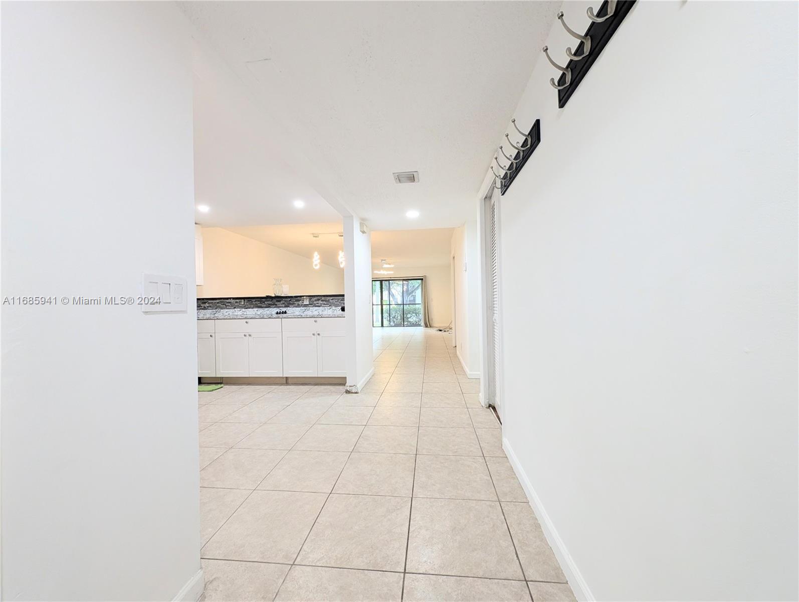 310 Lakeview Dr #105, Weston, Florida image 12