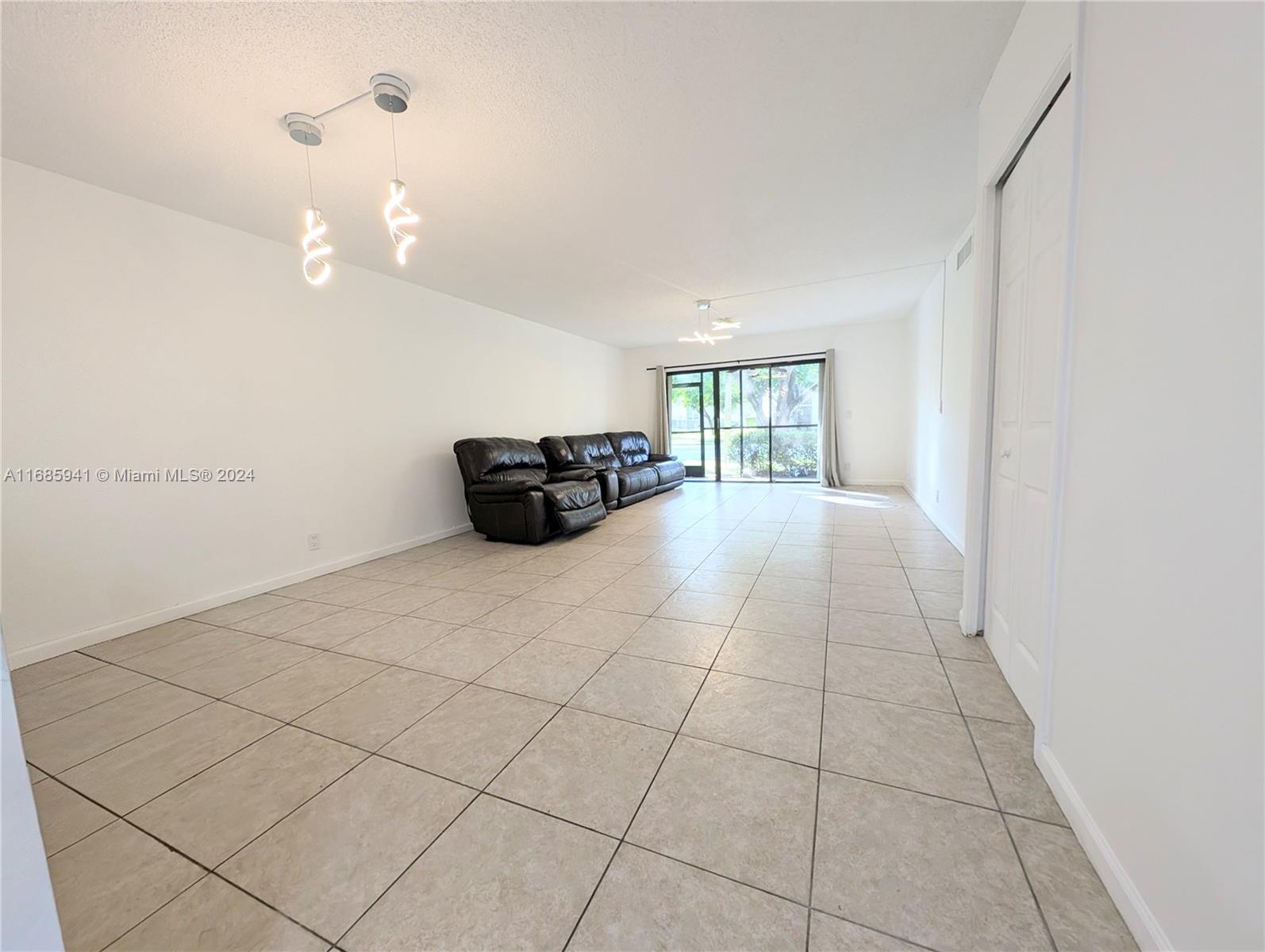 310 Lakeview Dr #105, Weston, Florida image 13