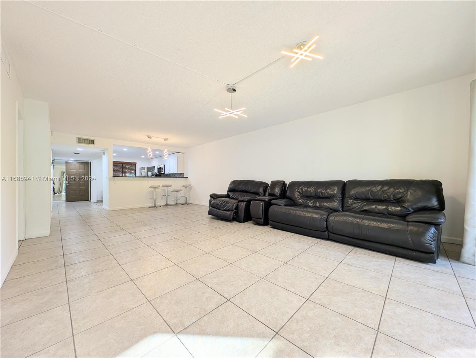 310 Lakeview Dr #105, Weston, Florida image 14