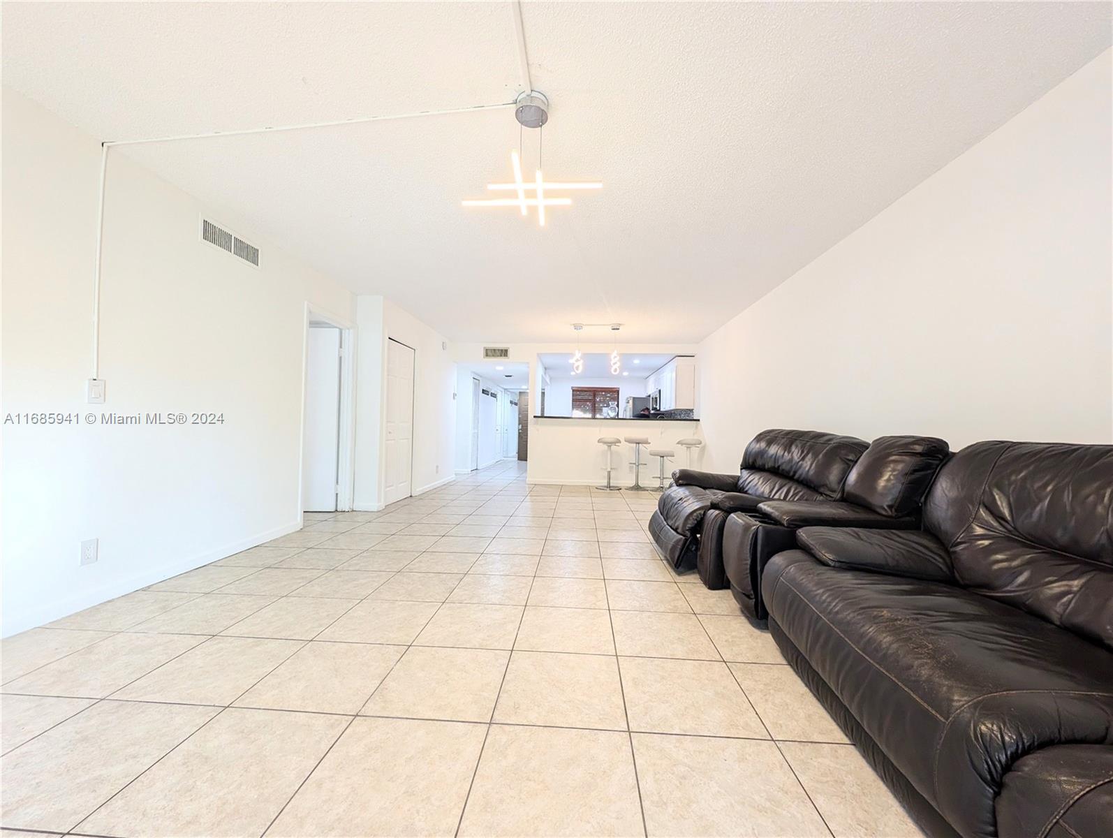 310 Lakeview Dr #105, Weston, Florida image 15