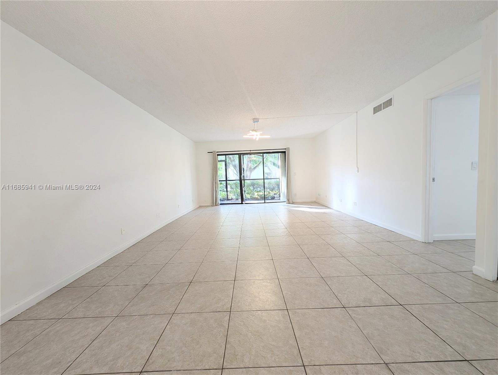 310 Lakeview Dr #105, Weston, Florida image 16