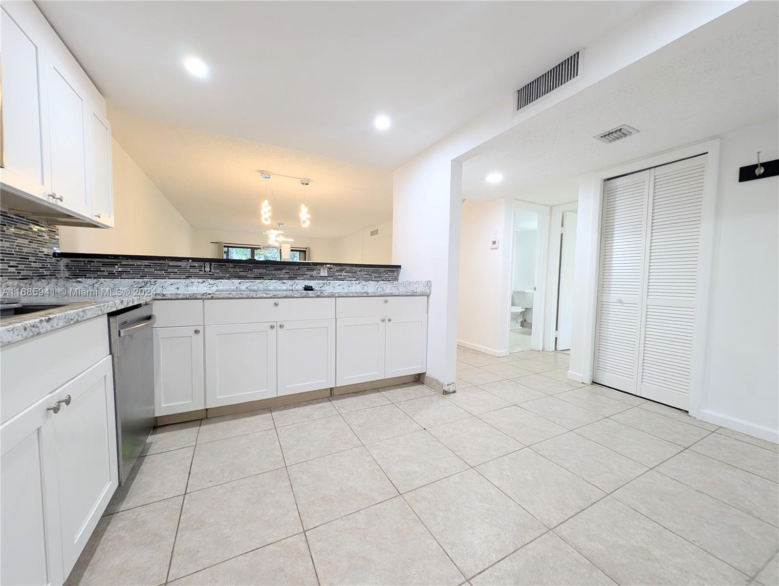 310 Lakeview Dr #105, Weston, Florida image 21