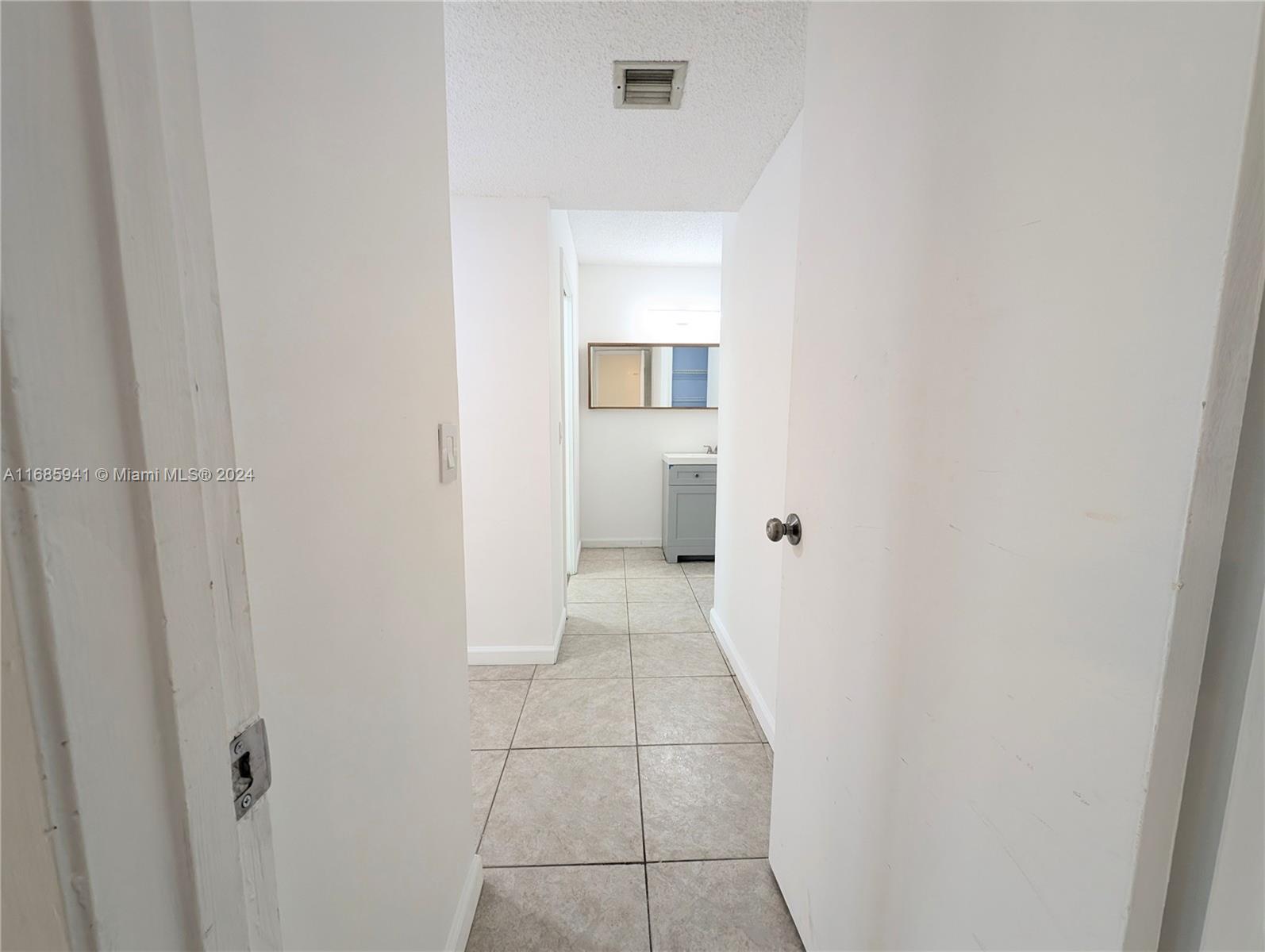 310 Lakeview Dr #105, Weston, Florida image 33