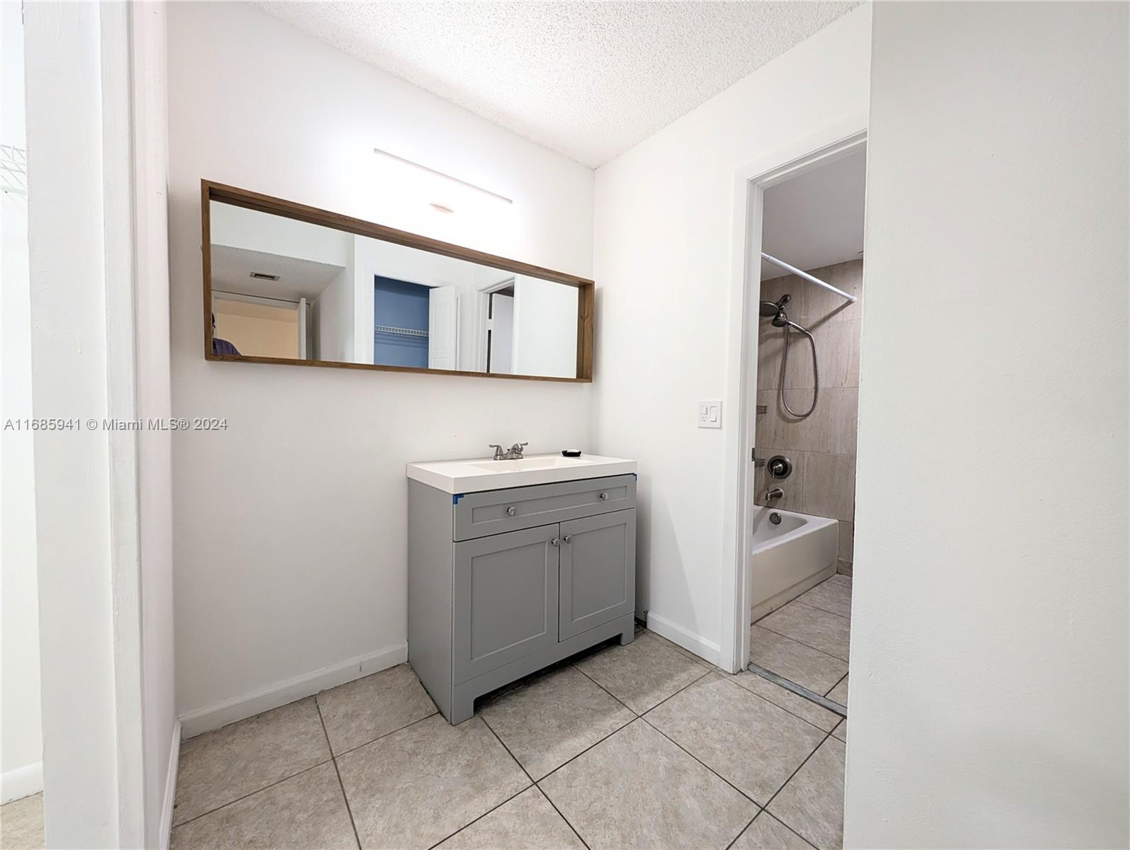 310 Lakeview Dr #105, Weston, Florida image 36