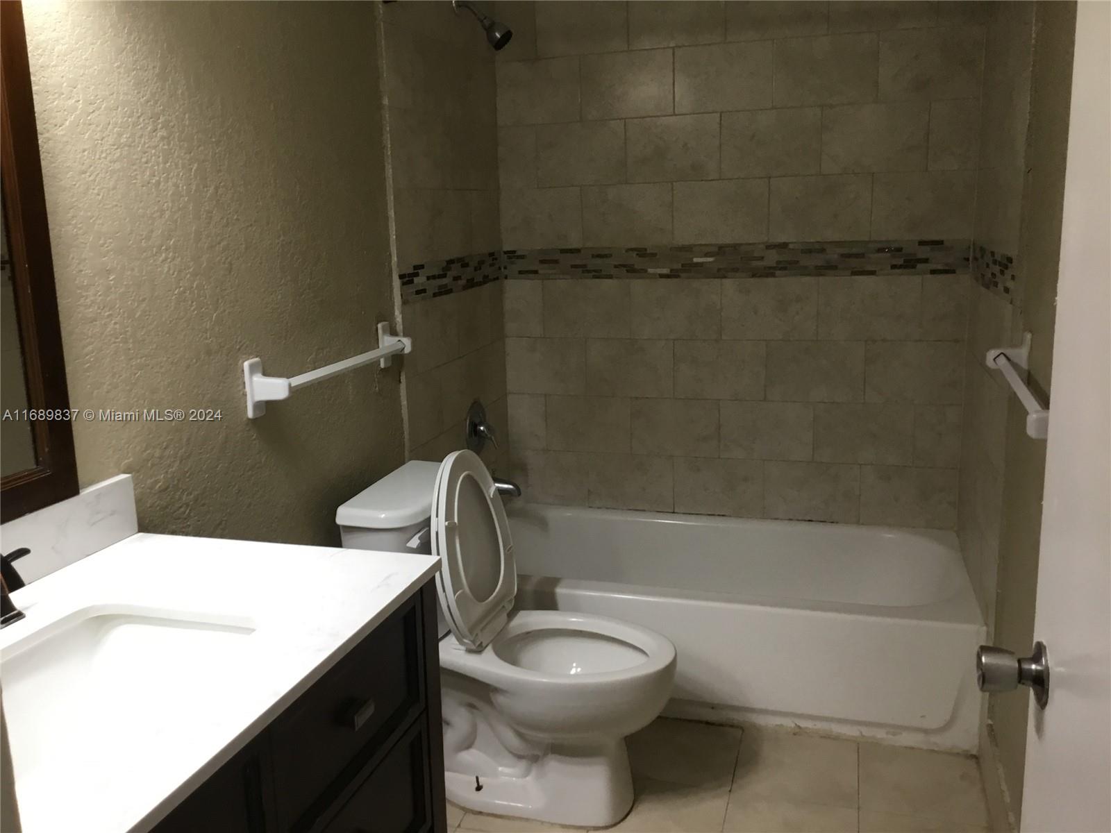 4136 Inverrary Dr #15C, Lauderhill, Florida image 9