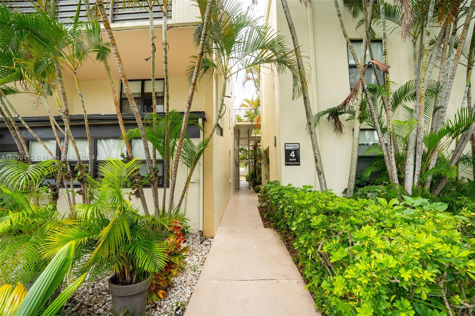 20350 W Country Club Dr #120-4, Aventura, Florida image 35