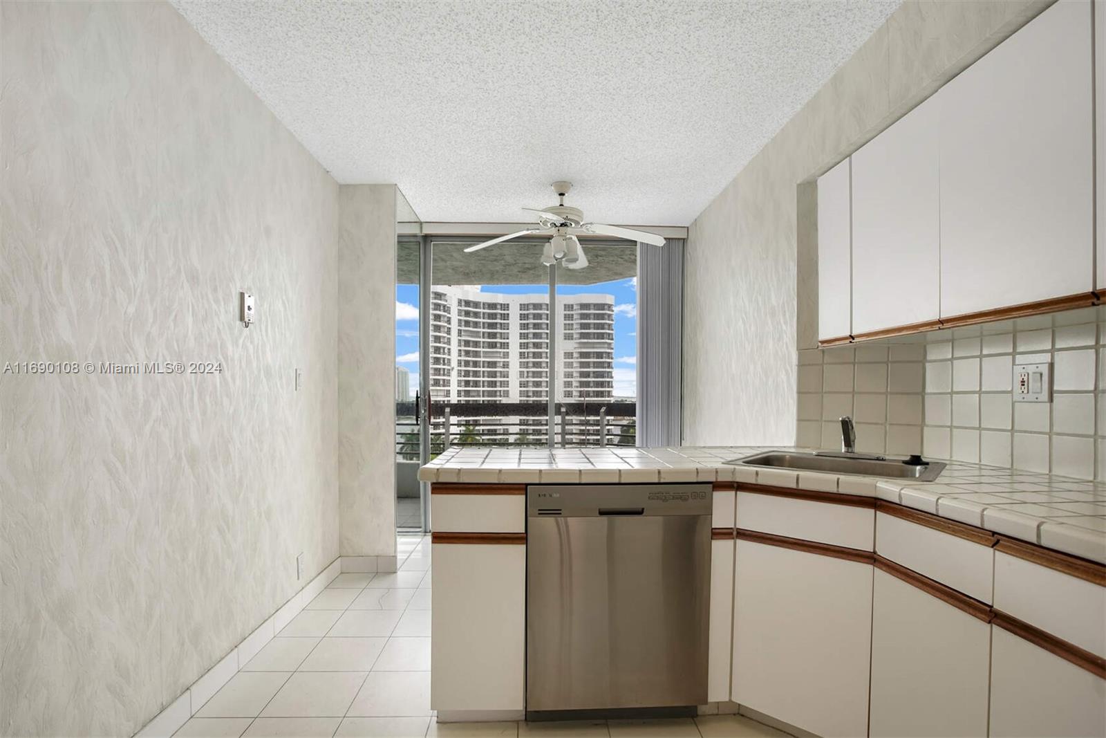 3530 Mystic Pointe Dr #914, Aventura, Florida image 14