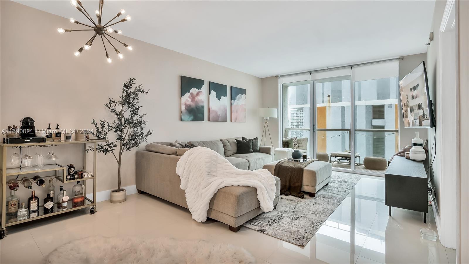 Gorgeous fully furnished 1-bedroom + den condo  in the heart of Brickell! This modern unit boasts floor-to-ceiling windows opening to a balcony, filling the space with light and offering sweeping city views. The open kitchen is equipped with high-end stainless steel appliances and quartz countertops. The spacious bedroom includes a walk-in closet, bathroom with dual sinks, separate tub & shower. 

Enjoy resort-style amenities, including two pools (1 rooftop), jacuzzi, fitness center, theatre room, spa, and 24-hour concierge. Located steps from Brickell City Centre, dining, shopping, and the MetroMover, this is true urban luxury living!