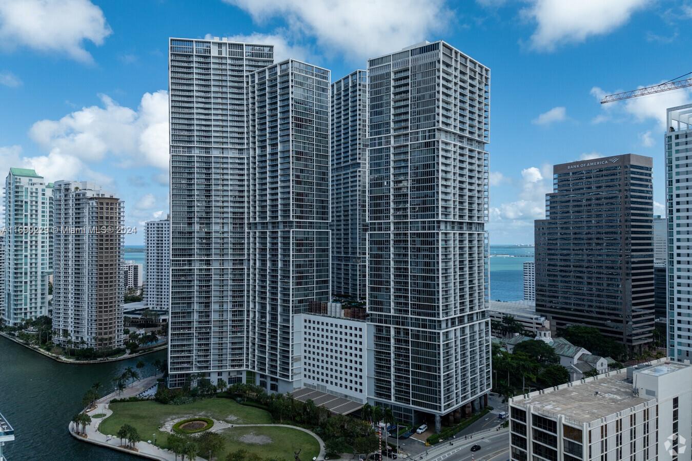 High floor with breathtaking magnificent views of Miami River and skyline. Spacious and bright 1 bedroom unit. Porcelain floors throughout, top of the line appliances with Italian cabinetry, walk-in closet and window treatments.