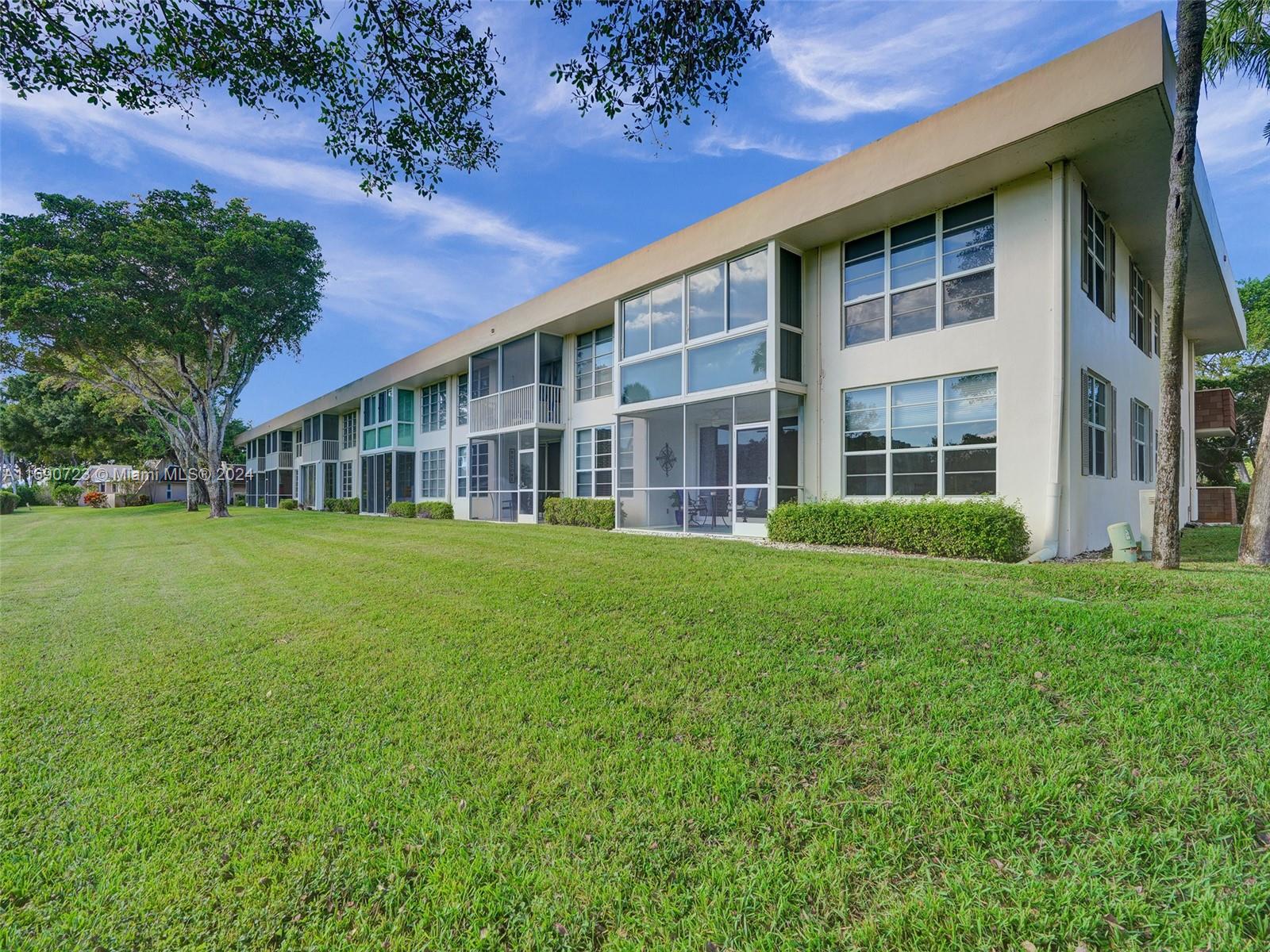 3700 Oaks Clubhouse Dr #203, Pompano Beach, Florida image 33