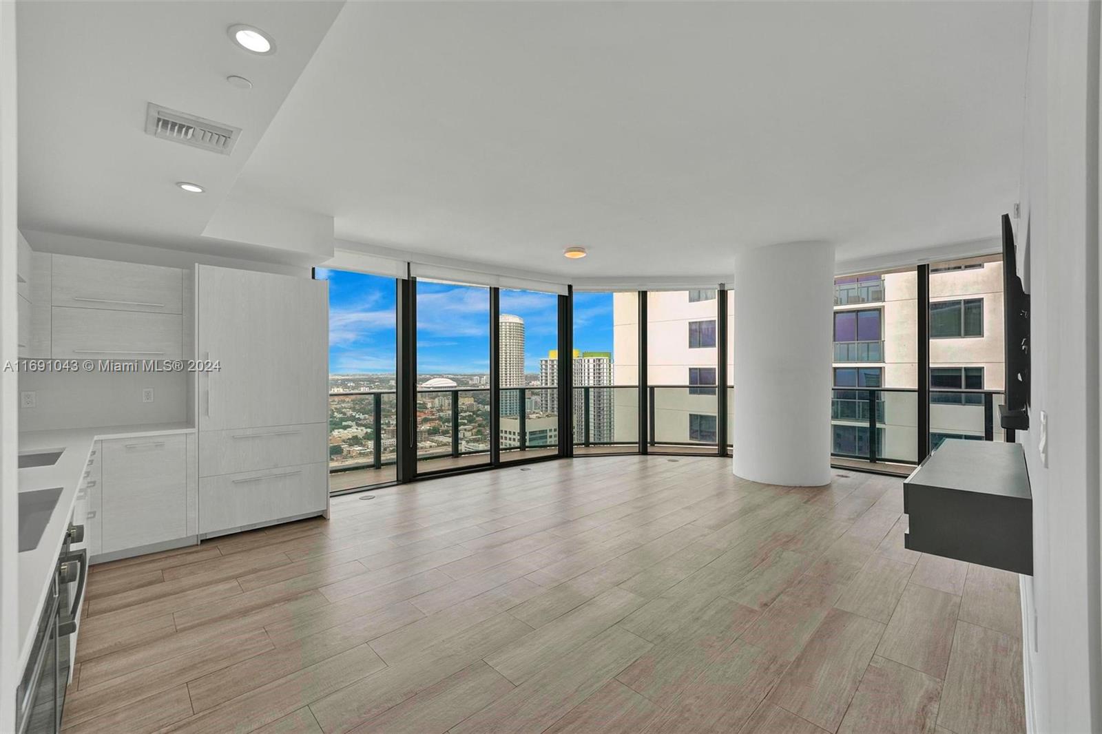 55 SW 9th St #4008, Miami FL 33130