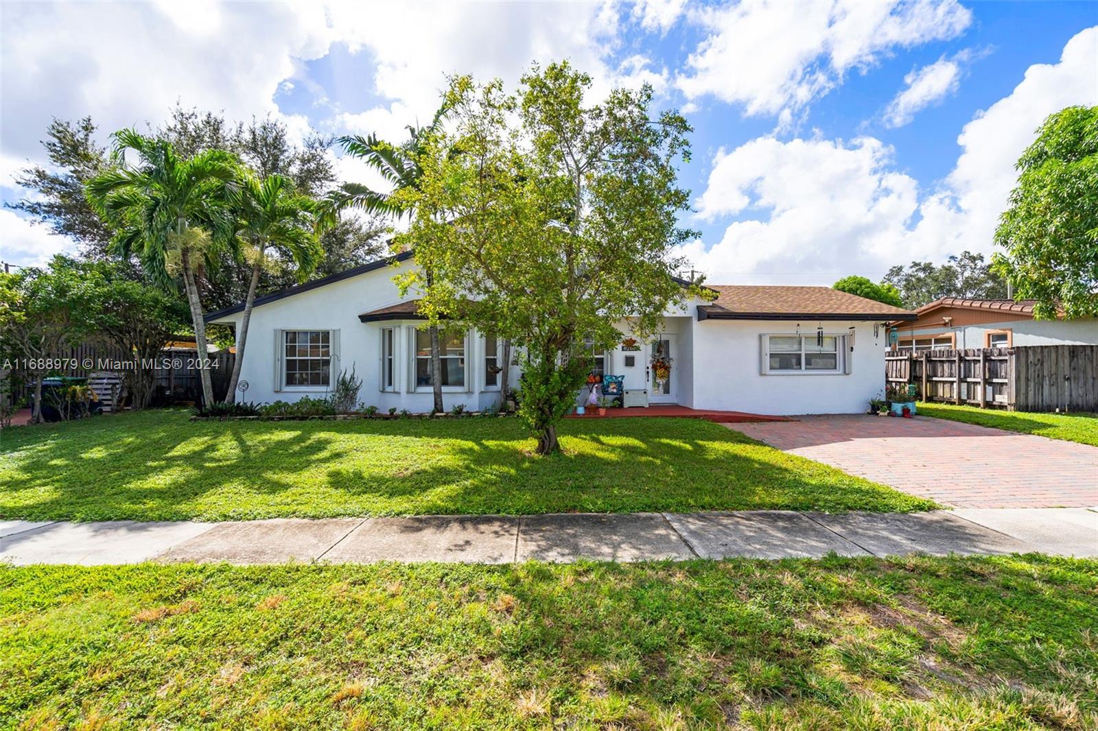 8260 NW 170th Ter, Hialeah, Florida image 3