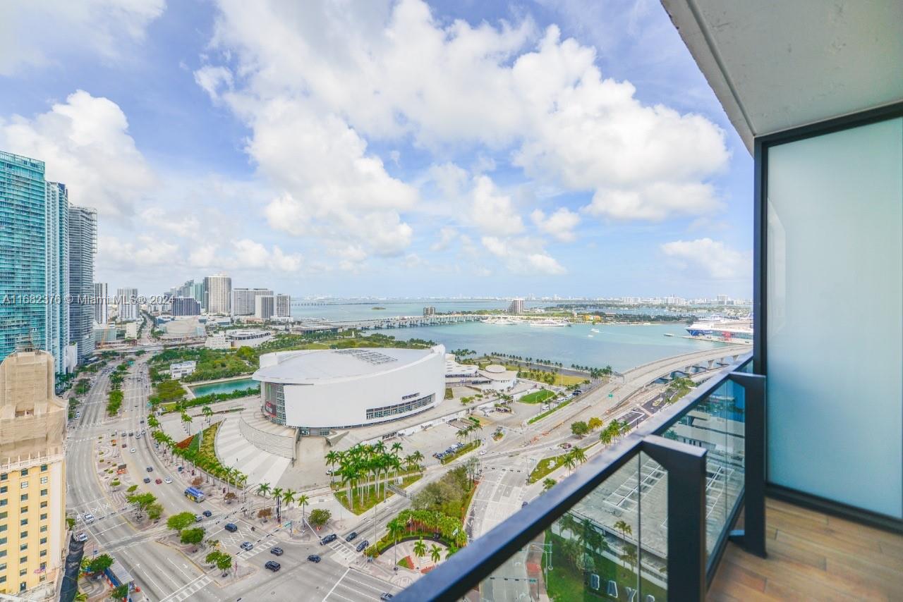 fabulous !bedroom !bathroom Hotel/Condo Unit Located in the Heart of Downtown Miami. This Unit Features a Full Kitchen with All Appliances, is Completely Furnished with Modern Furniture and Flat Screen TV. King Size Bed and Pull Out Couch for Extra Room. Unbelievable East Miami Views of Miami Beach and Biscayne Bay. This Hotel Condo Features a Wrap Around Pool, Two Story Gym, Valet Parking and So Much More! Location Offers Easy Access to Kaseya Center, Bayside Marketplace, All Major Roadways, Port of Miami, Public Parks and Public Transportation! Don't Miss This One!