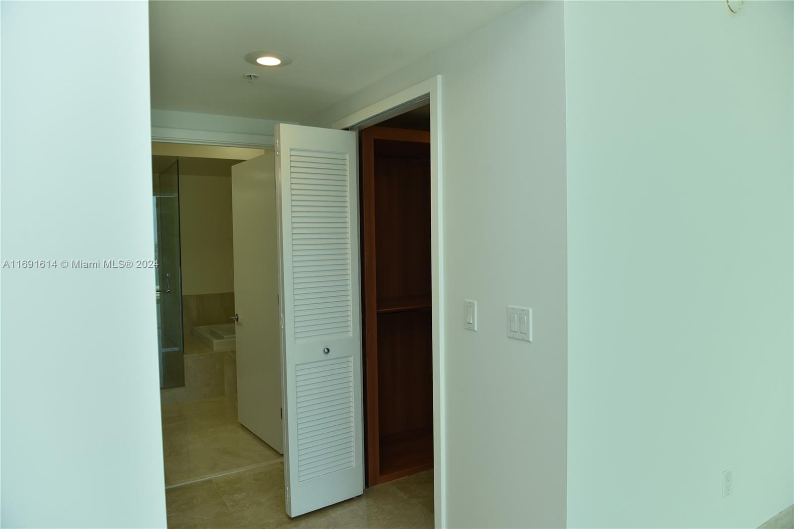 218 SE 14th St #1703, Miami FL 33131