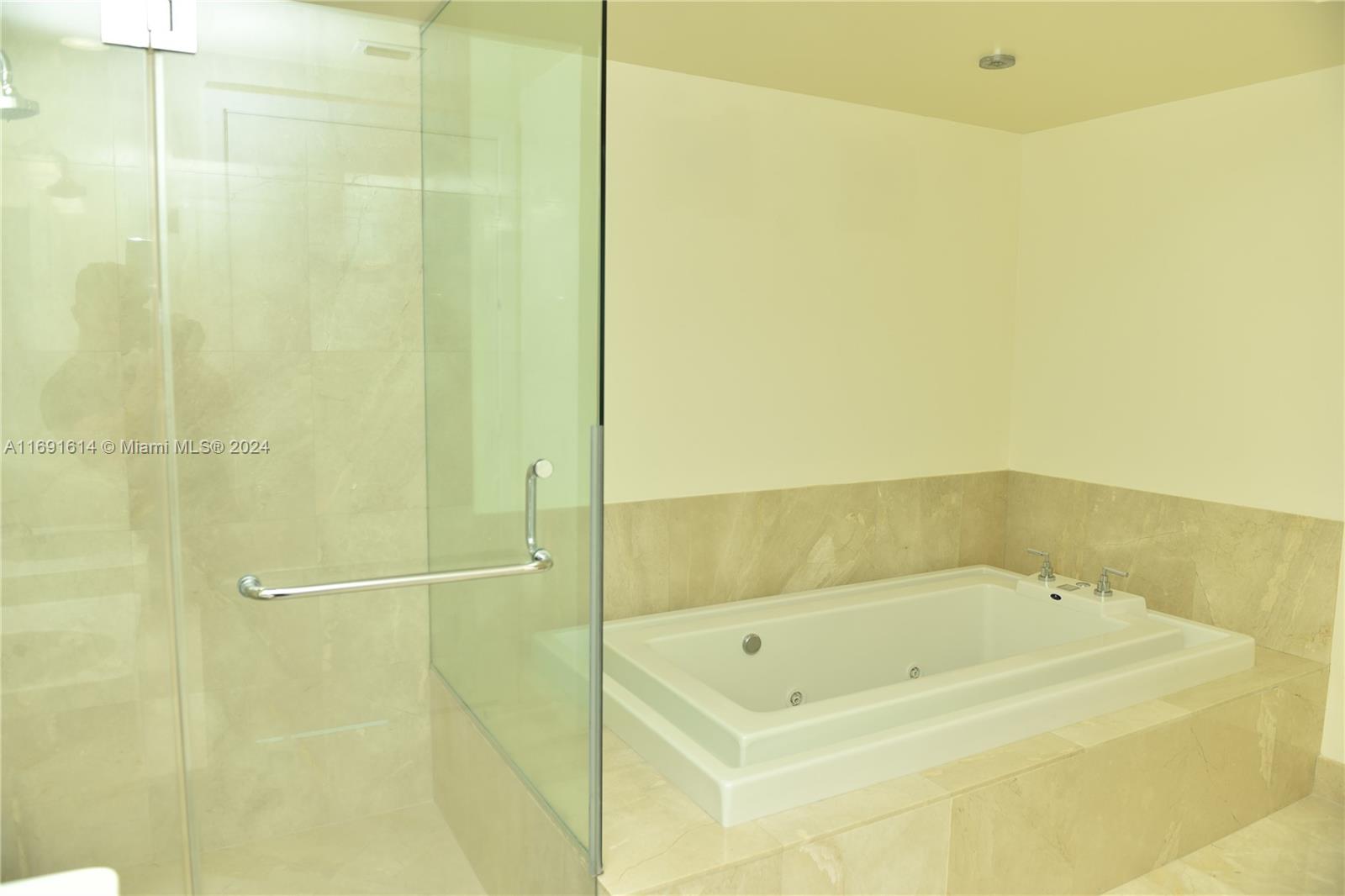 218 SE 14th St #1703, Miami FL 33131