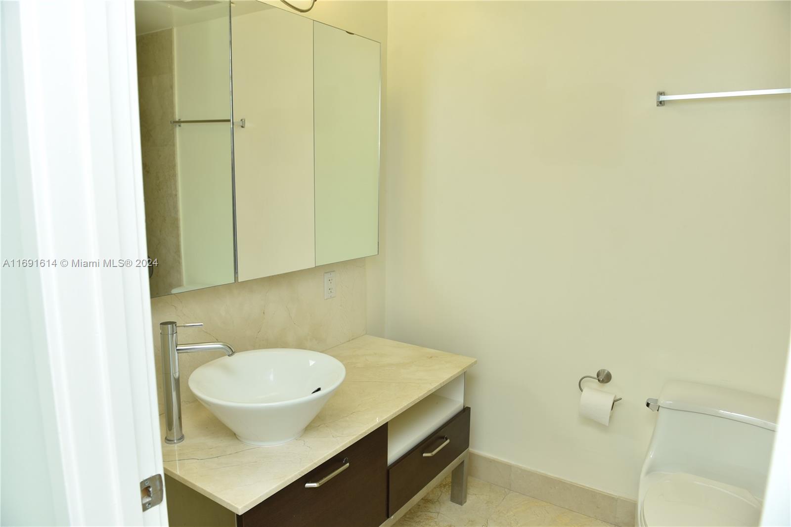 218 SE 14th St #1703, Miami FL 33131
