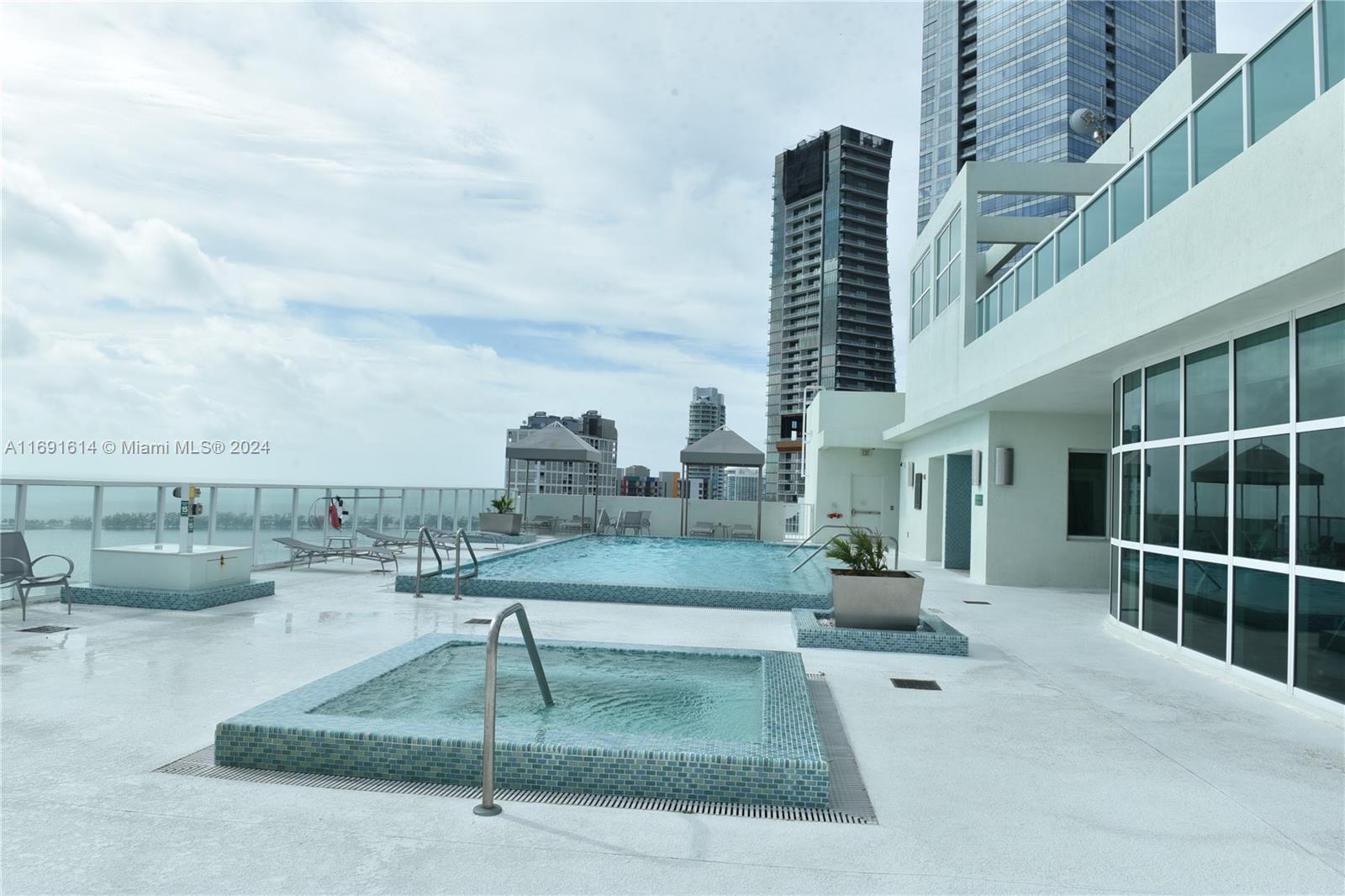 218 SE 14th St #1703, Miami FL 33131