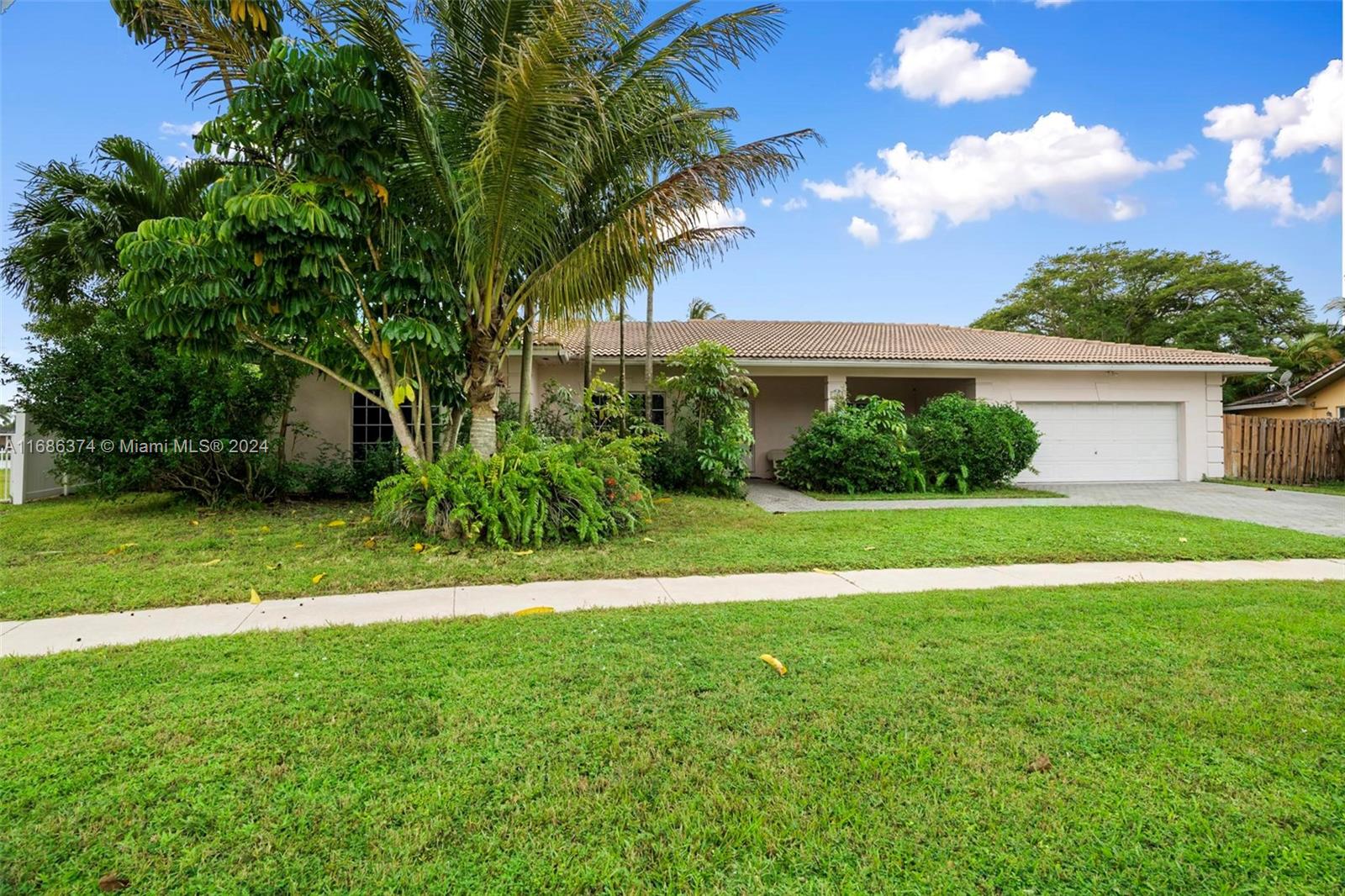 501 Lake Tree Dr, Weston, Florida image 1