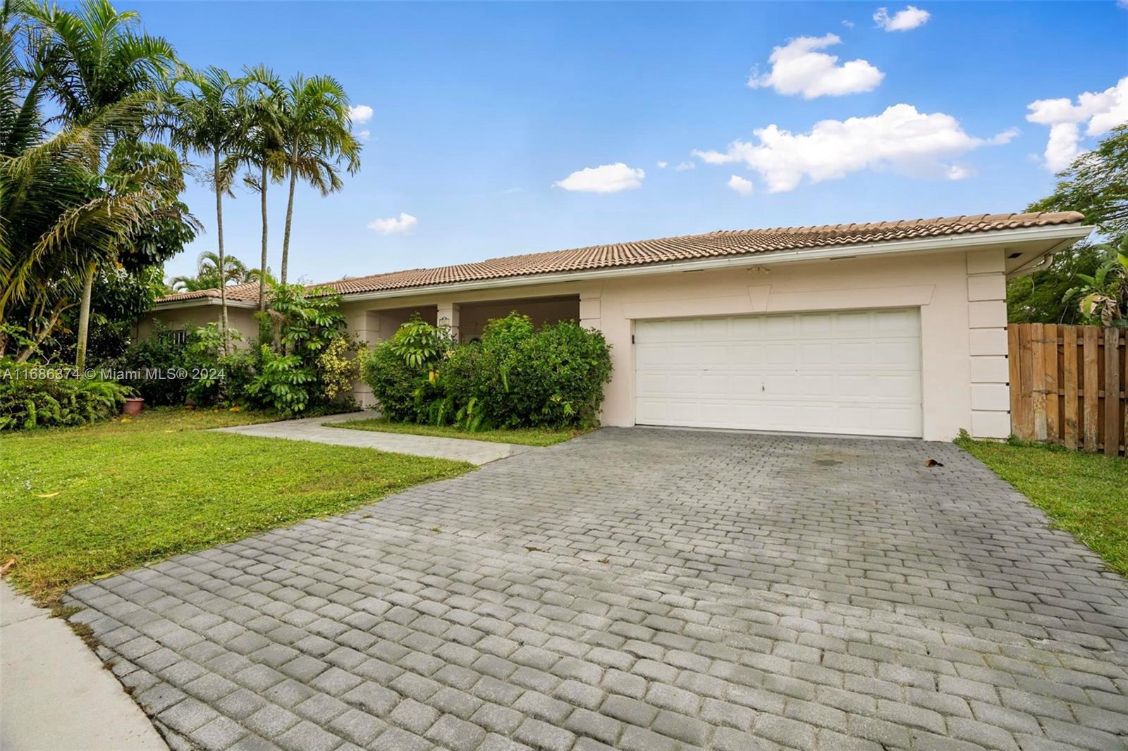 501 Lake Tree Dr, Weston, Florida image 2