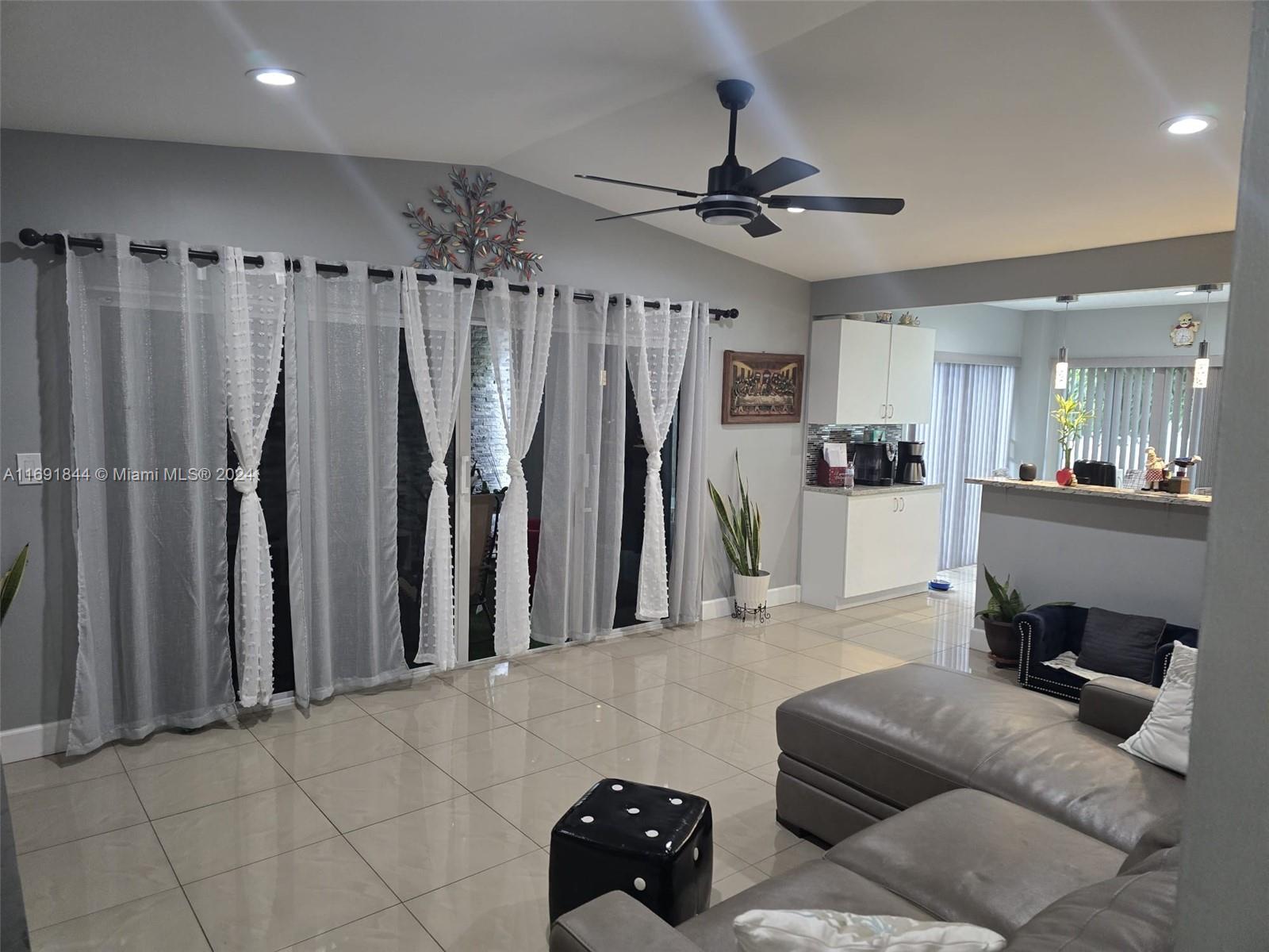 453 Lakewood Cir #B, Margate, Florida image 6