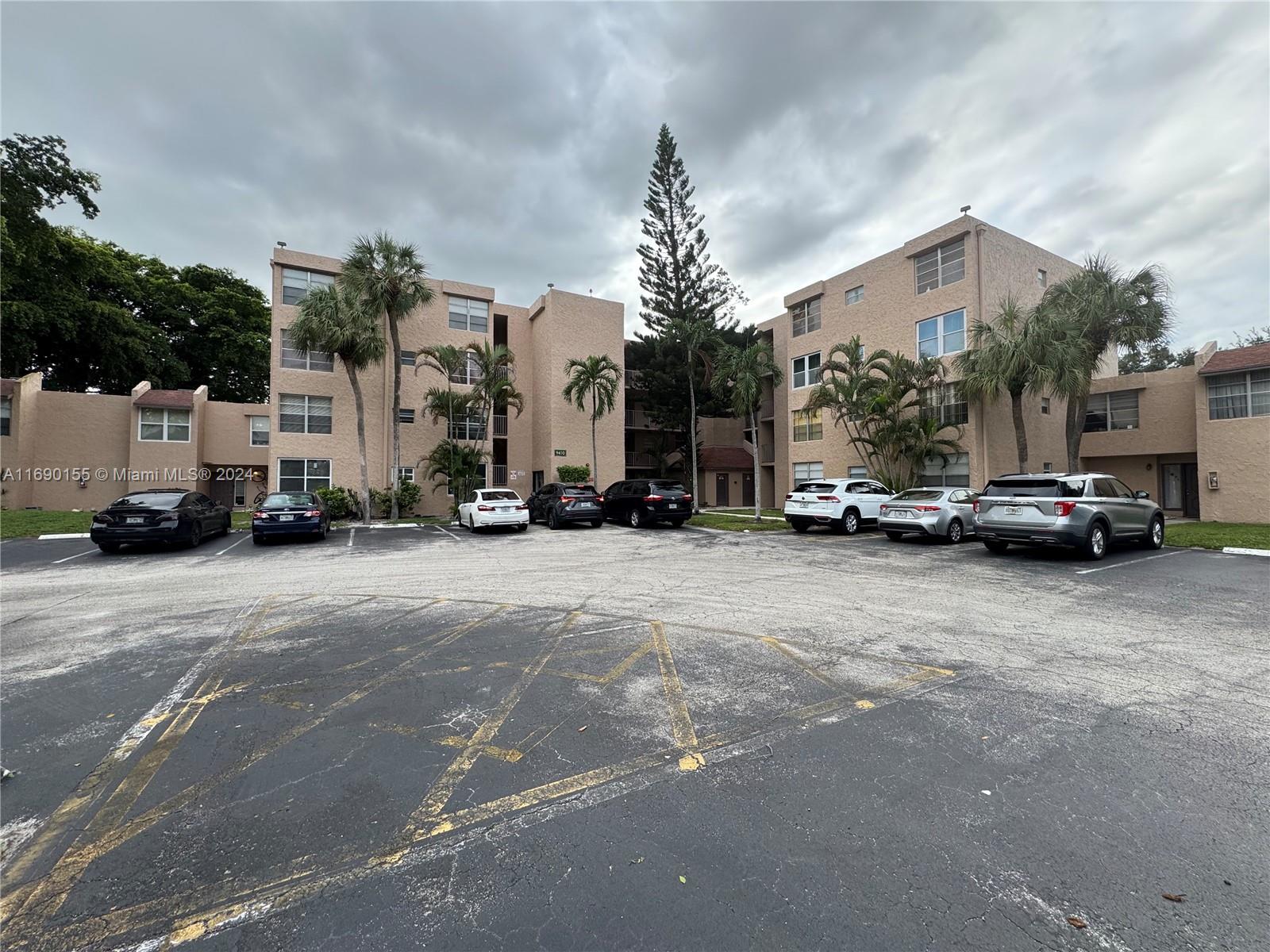 9410 Live Oak Pl #306, Davie, Florida image 2