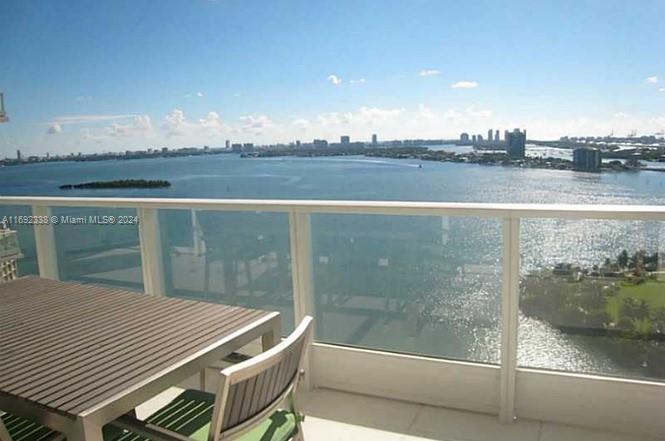 AMAZING AND DIRECT VIEWS OF BISCAYNE BAY & MIAMI BEACH. WHITE PORCELAIN AND STATE OF THE ART APPLIANCES. LUXURY LIVING AT THE MODERN PARAMOUNT BAY WITH WORLD CLASS AMENITIES. ELEVATOR WITH PRIVATE FOYER ENTRANCE. GREAT LOCATION WALKING DISTANCE TO ADRIANNE ART CENTER, MARINA AND PARK. SHORT DRIVE TO WYNWOOD, DESIGN DISTRICTAND SOUTH BEACH