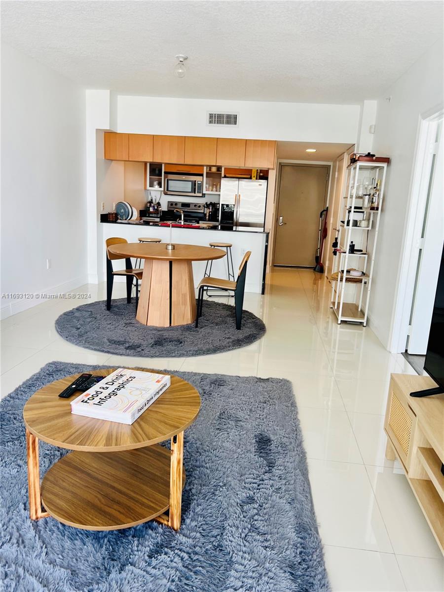 1/1 apartment with Bayview and Skyline of the delightful city of Miami. Recently remodel floor. Open kitchen, SS appliances, granite countertops. Walking closet and washer and dryer in the unit. Pets below 20b welcome. Included basic cable and internet.