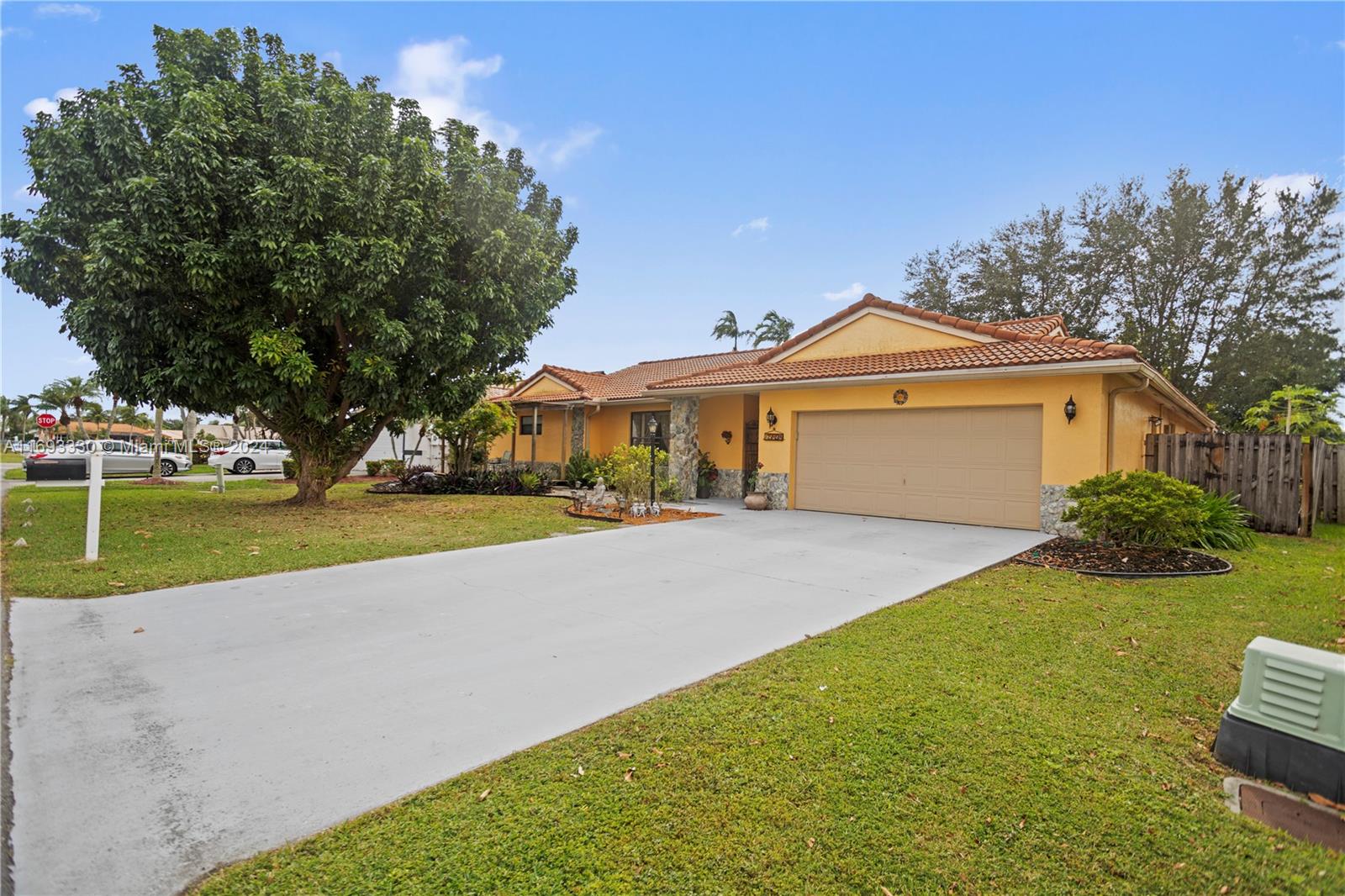 15824 Cotswold Ct, Davie, Florida image 1