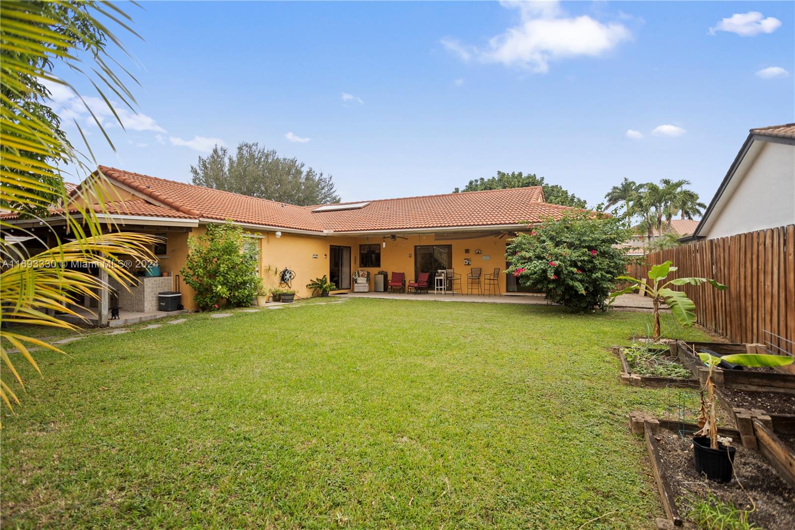 15824 Cotswold Ct, Davie, Florida image 48