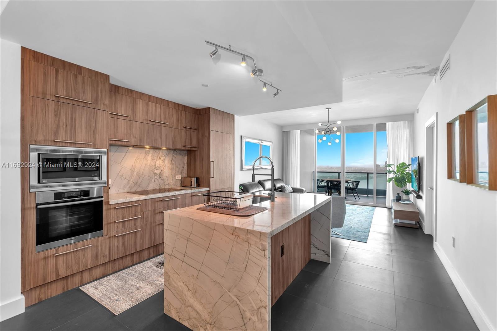 900 Biscayne Blvd #3305, Miami FL 33132