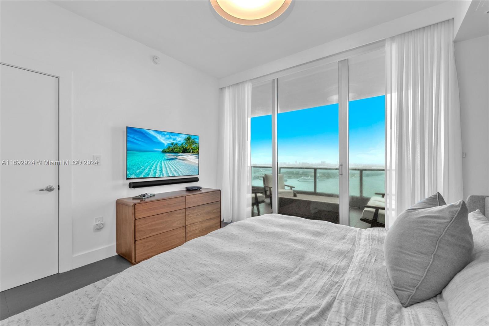 900 Biscayne Blvd #3305, Miami FL 33132