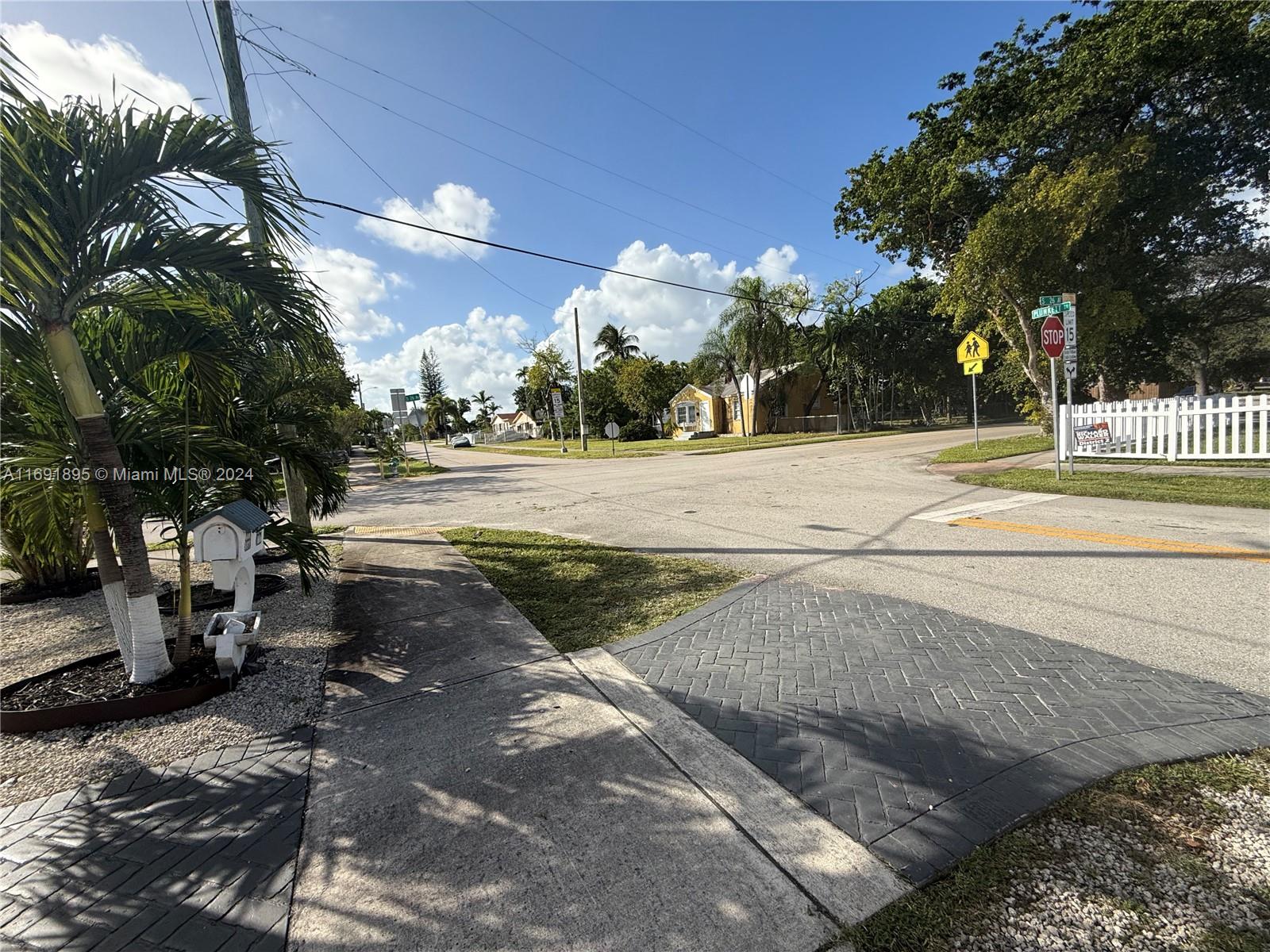 2552 Plunkett St, Hollywood, Florida image 9