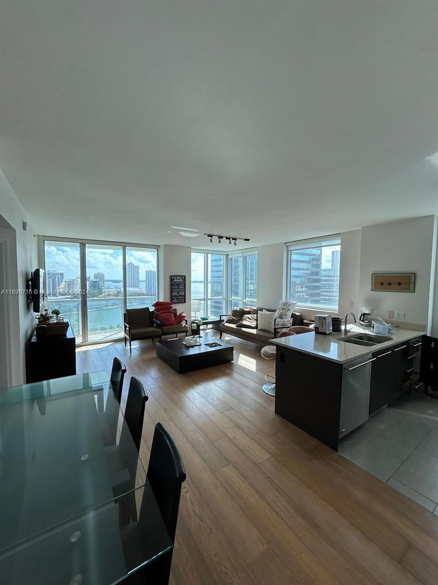 Prime location in Brickell! This spacious 2-bedroom, 2-bathroom unit is just minutes from Downtown Miami, the airport, financial district, Brickell City Centre, and multiple supermarkets. Ideal for urban living with convenience at your doorstep.