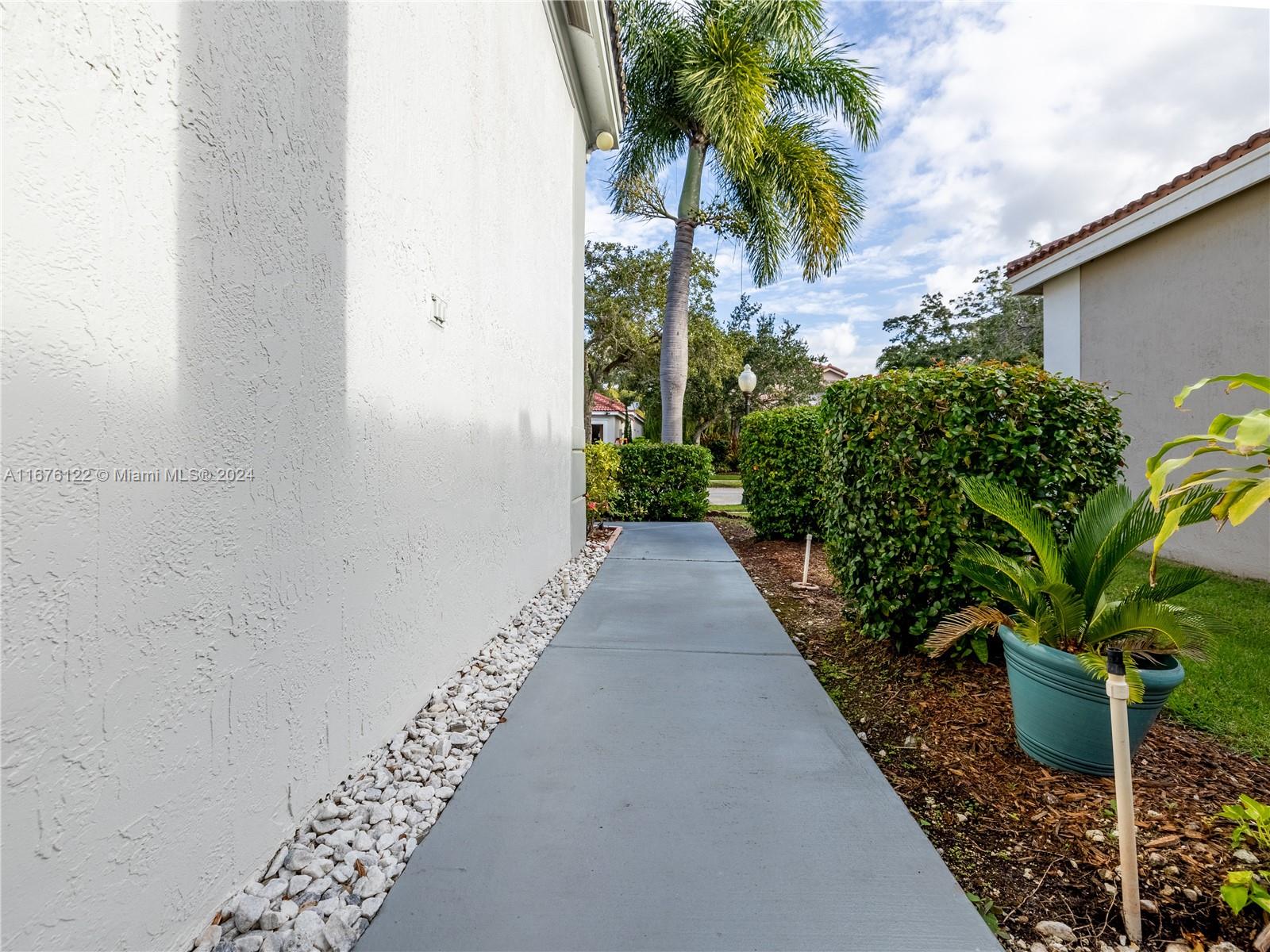 1579 Banyan Way, Weston, Florida image 8