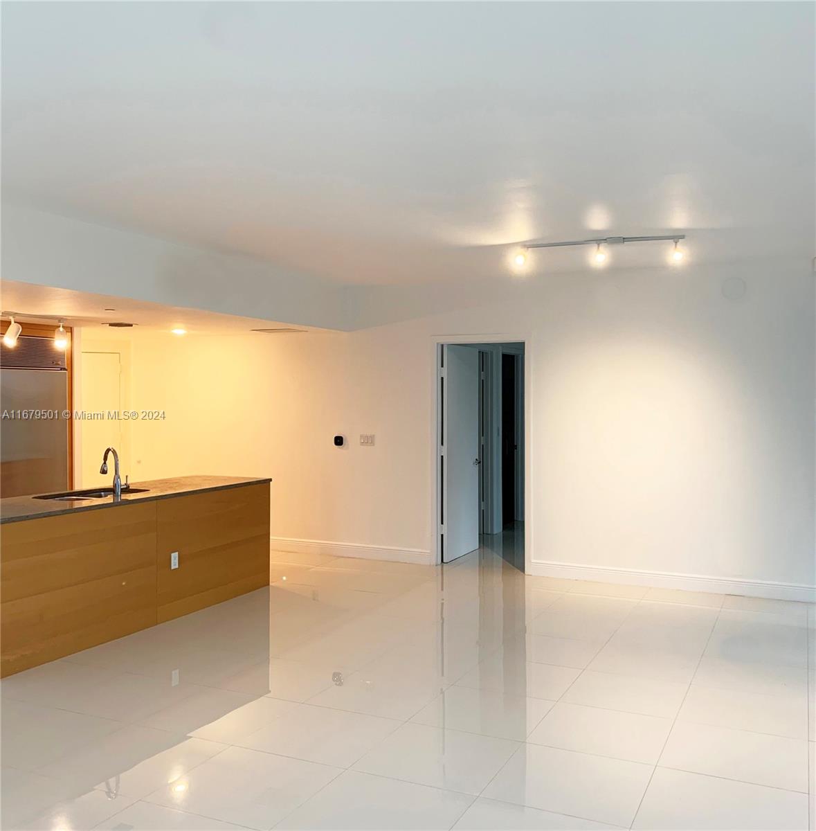 465 Brickell Ave #1002, Miami FL 33131