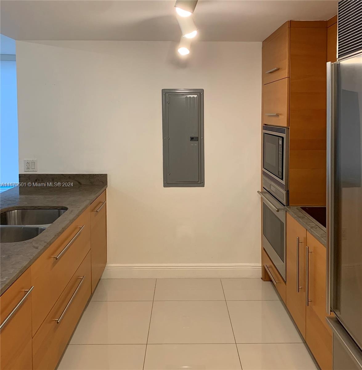 465 Brickell Ave #1002, Miami FL 33131