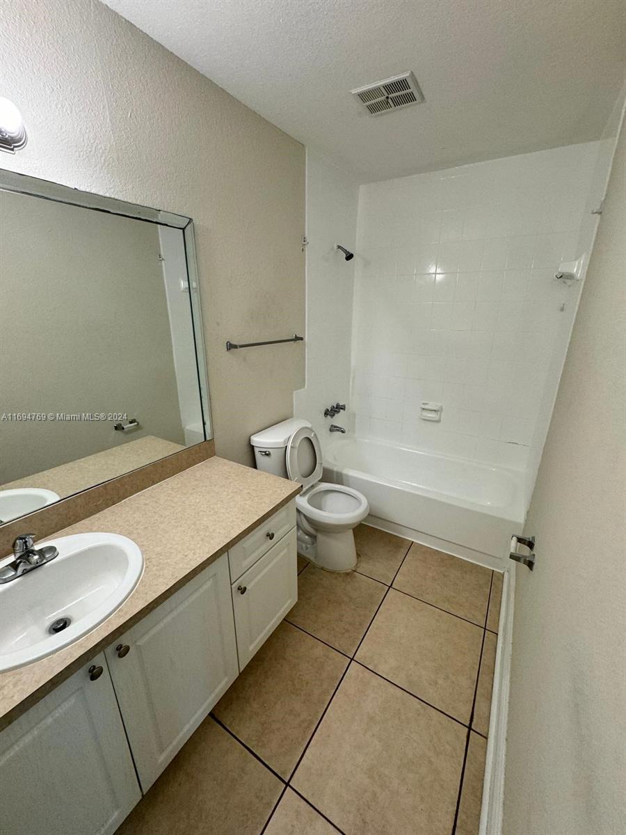 5201 Geneva Way #301, Doral, Florida image 9